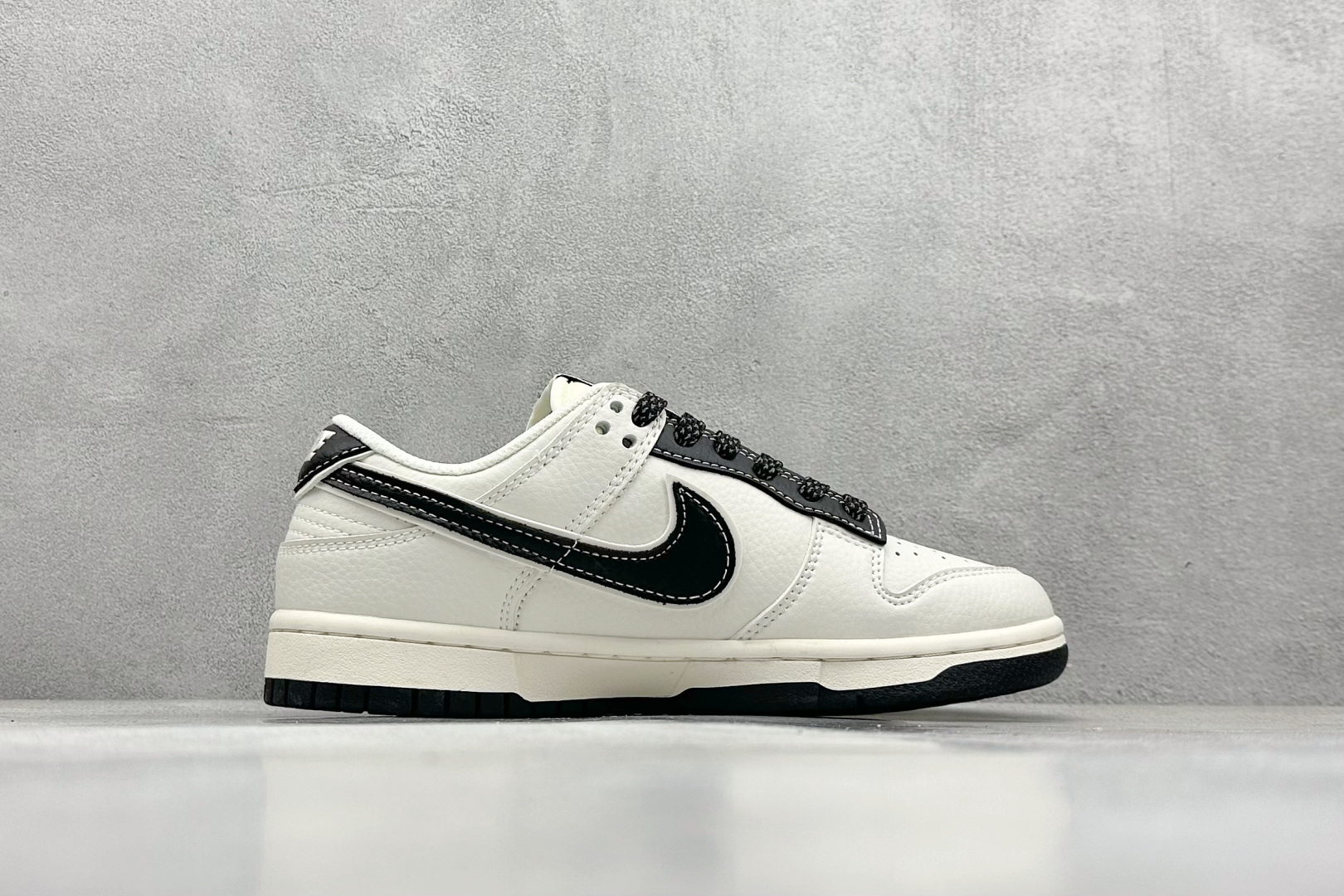  终端放店
XC版 Nike SB Dunk Low x Spreme 联名款
大厂出品 极力推荐
原装