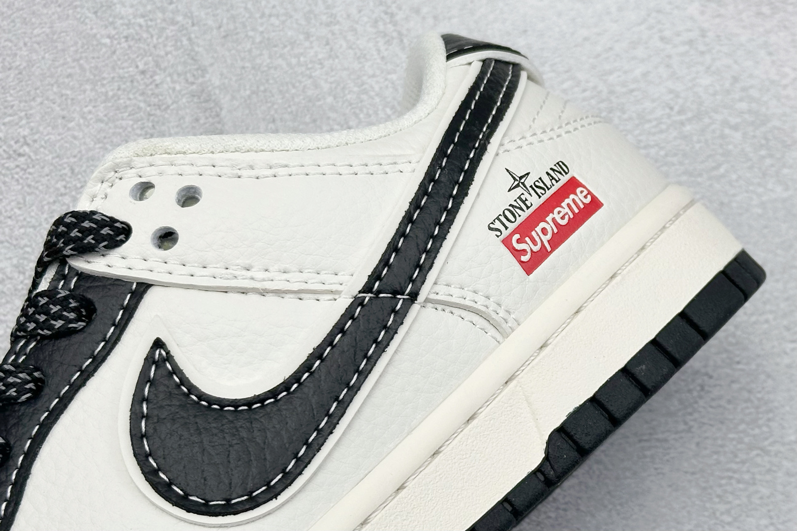  终端放店
XC版 Nike SB Dunk Low x Spreme 联名款
大厂出品 极力推荐
原装