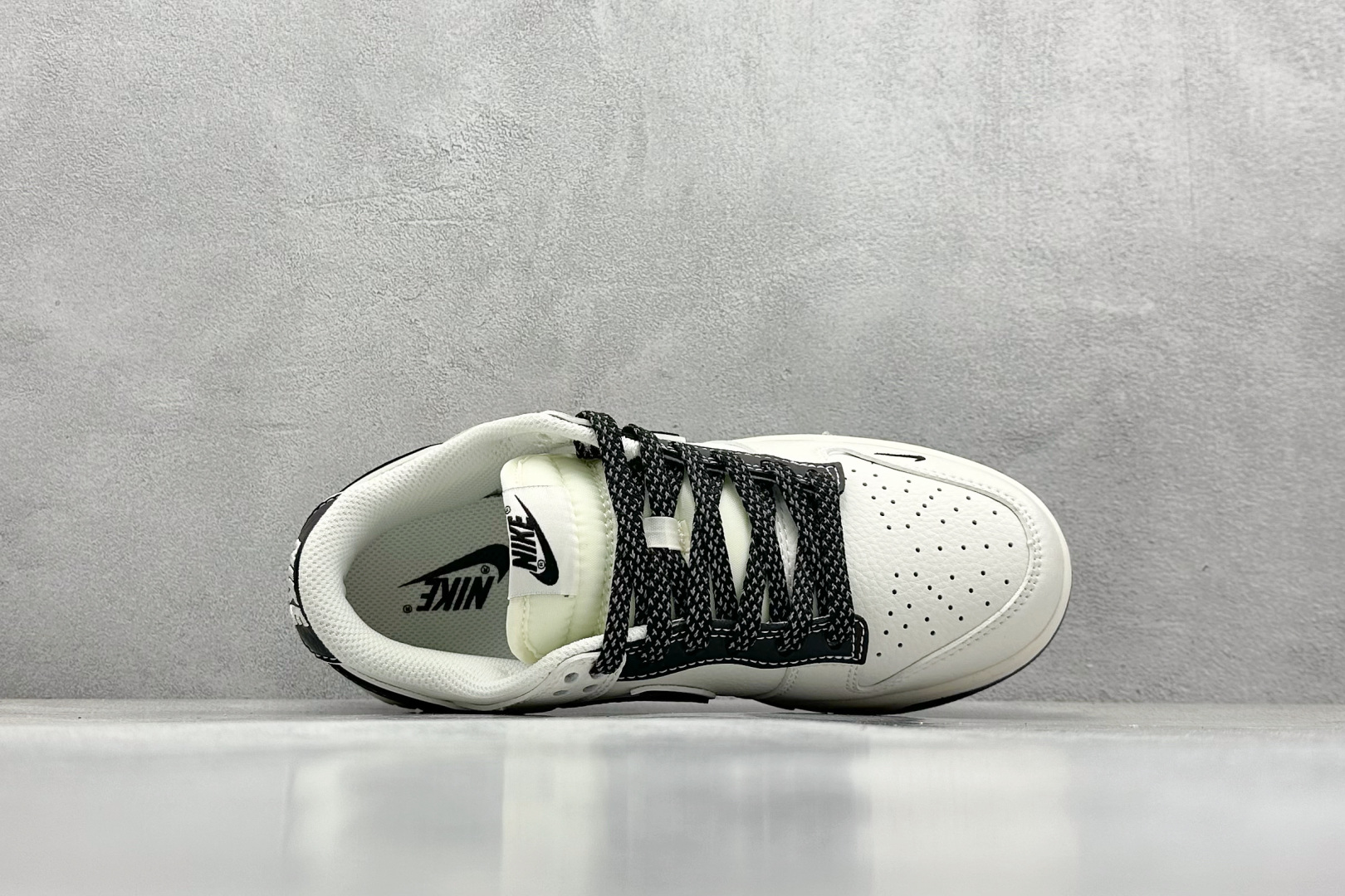  终端放店
XC版 Nike SB Dunk Low x Spreme 联名款
大厂出品 极力推荐
原装