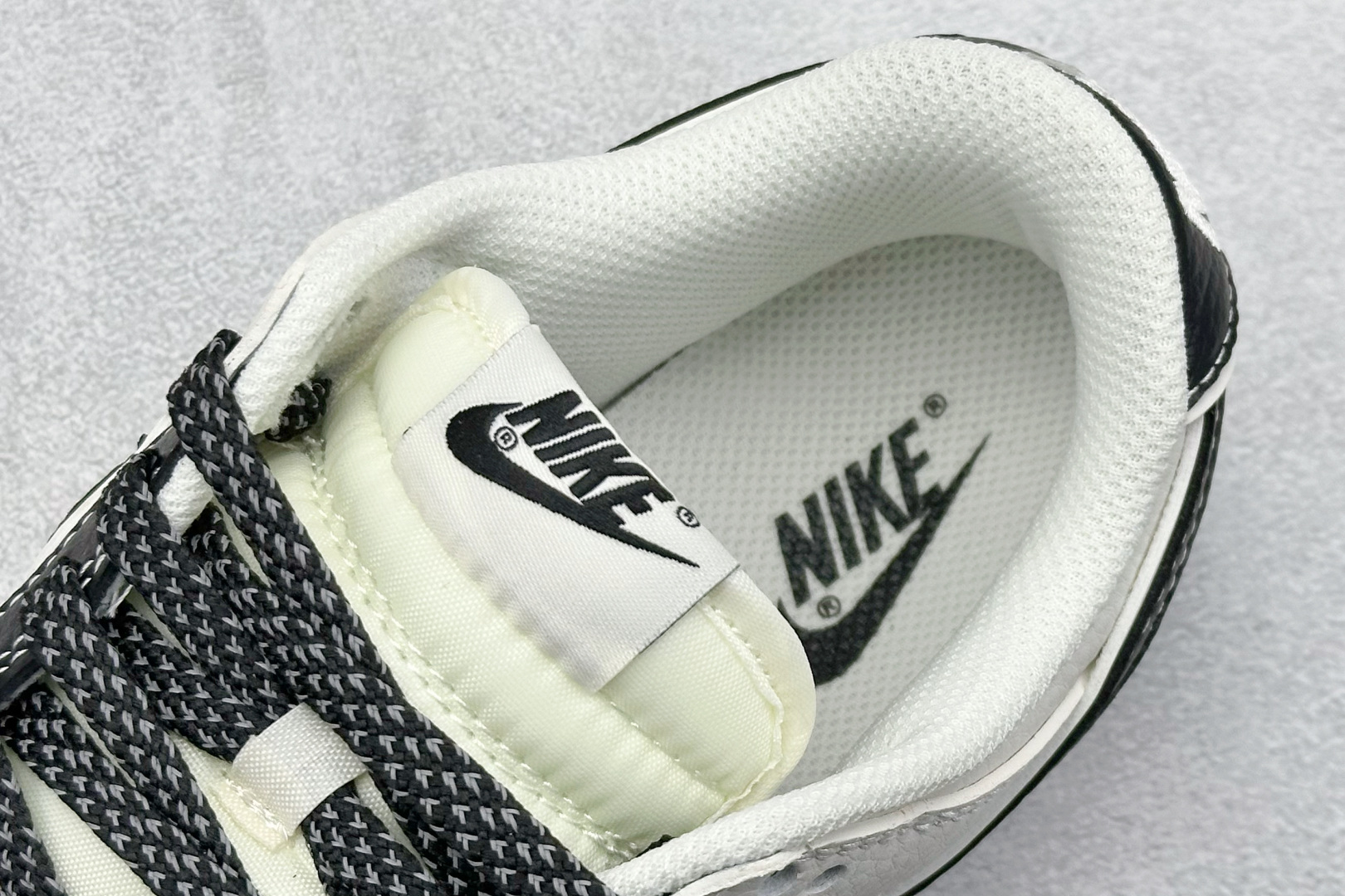  终端放店
XC版 Nike SB Dunk Low x Spreme 联名款
大厂出品 极力推荐
原装