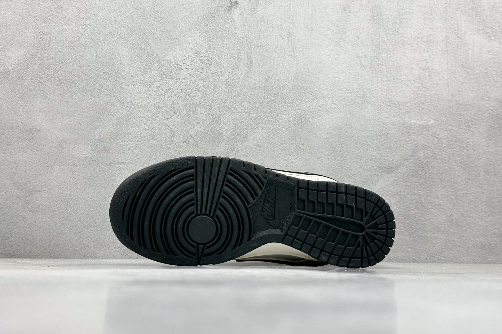  终端放店
XC版 Nike SB Dunk Low x Spreme 联名款
大厂出品 极力推荐
原装