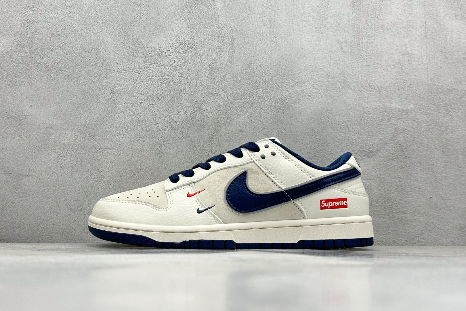  终端放店
XC版 Nk SB Dunk Low Supreme联名-双勾米深蓝 周年高端定制 低帮休闲