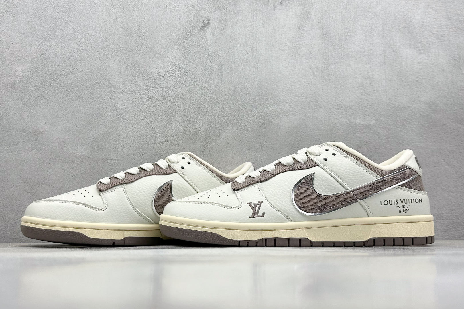 终端放店
XC版 Nike SB Dunk Low x Louis Vuitton 米棕
纯原大厂出品