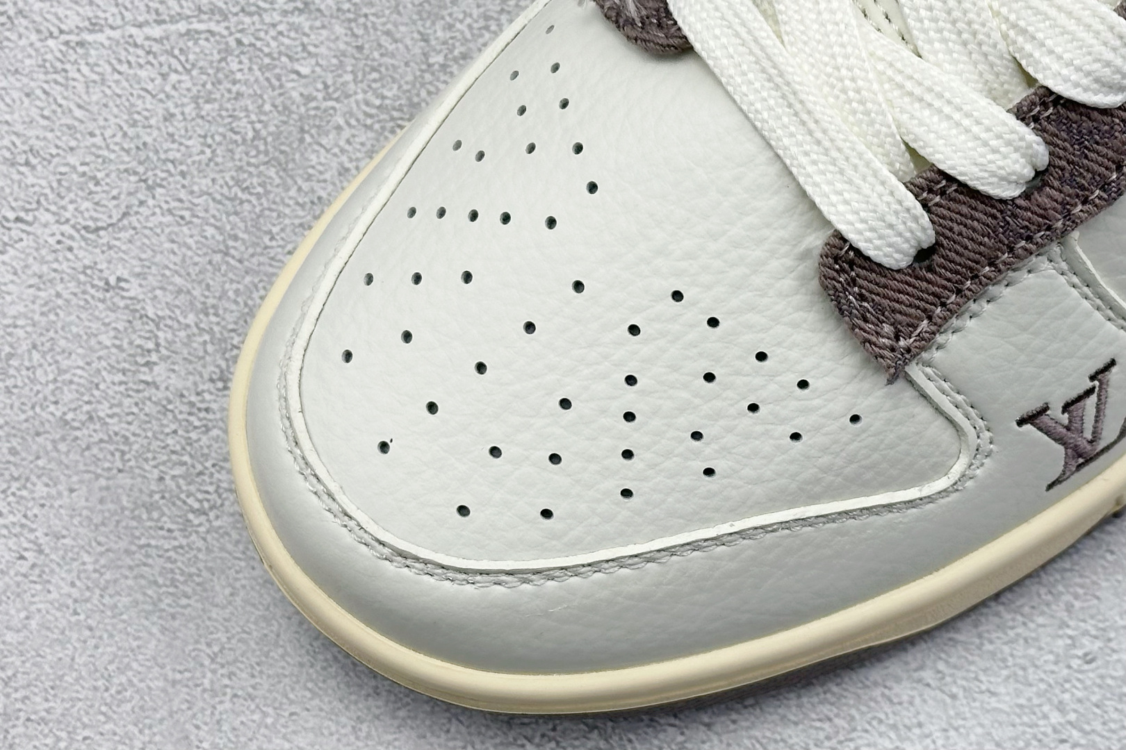  终端放店
XC版 Nike SB Dunk Low x Louis Vuitton 米棕
纯原大厂出品