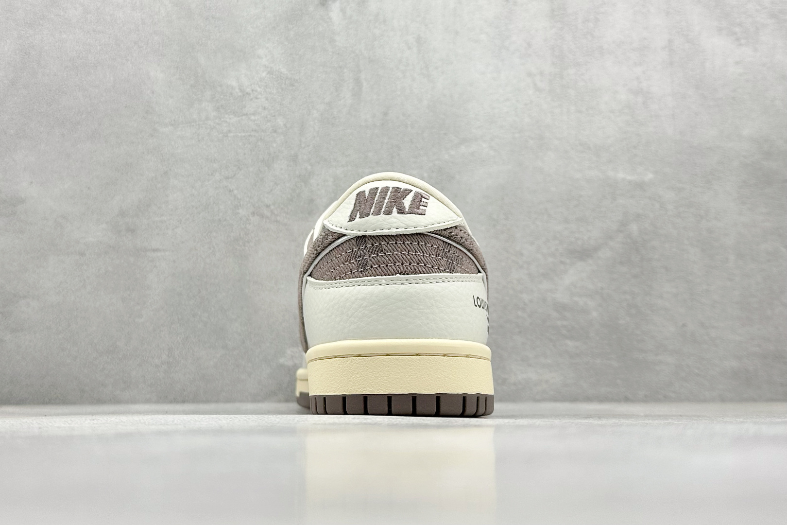  终端放店
XC版 Nike SB Dunk Low x Louis Vuitton 米棕
纯原大厂出品