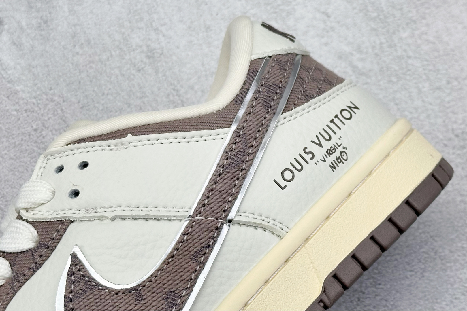  终端放店
XC版 Nike SB Dunk Low x Louis Vuitton 米棕
纯原大厂出品