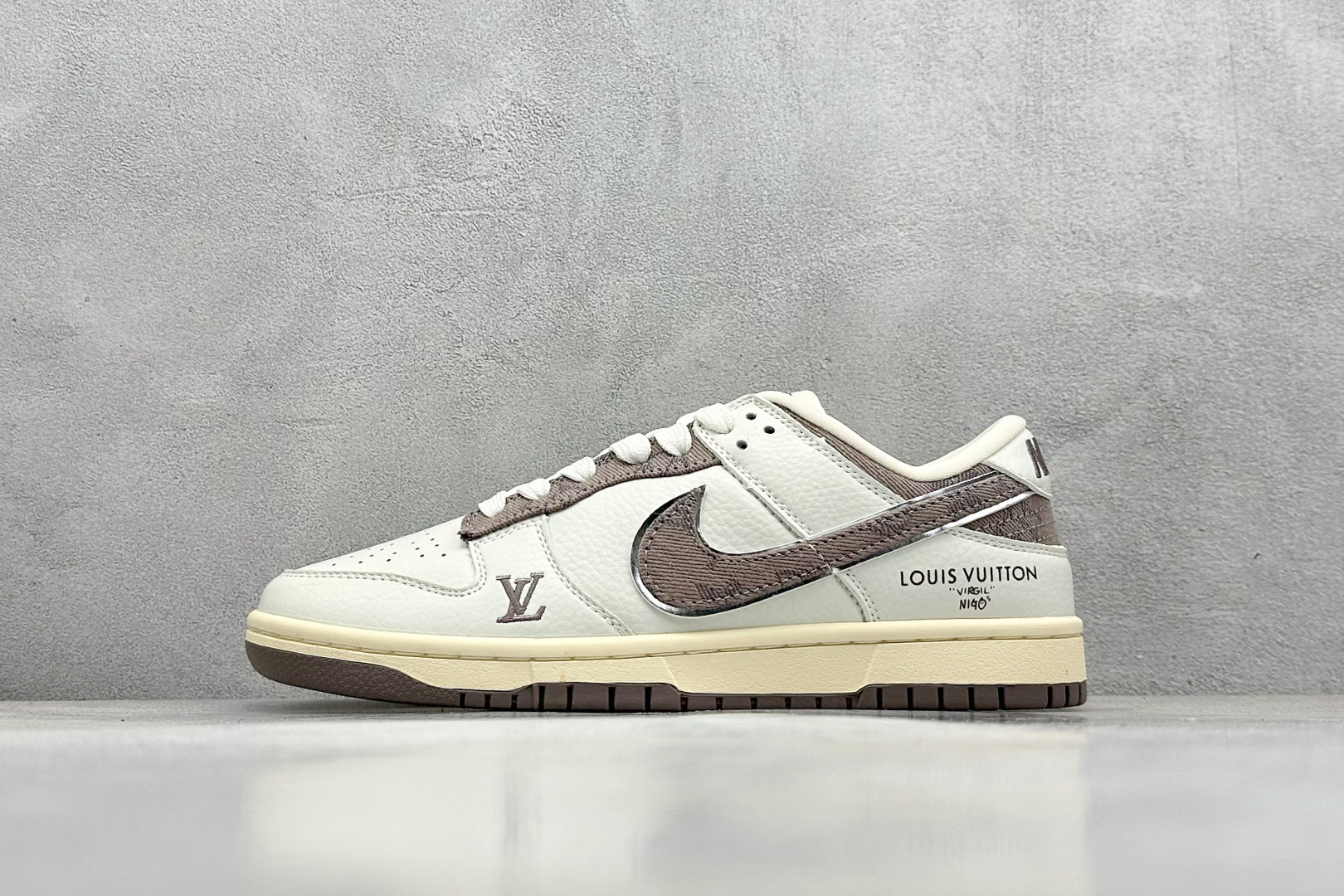  终端放店
XC版 Nike SB Dunk Low x Louis Vuitton 米棕
纯原大厂出品