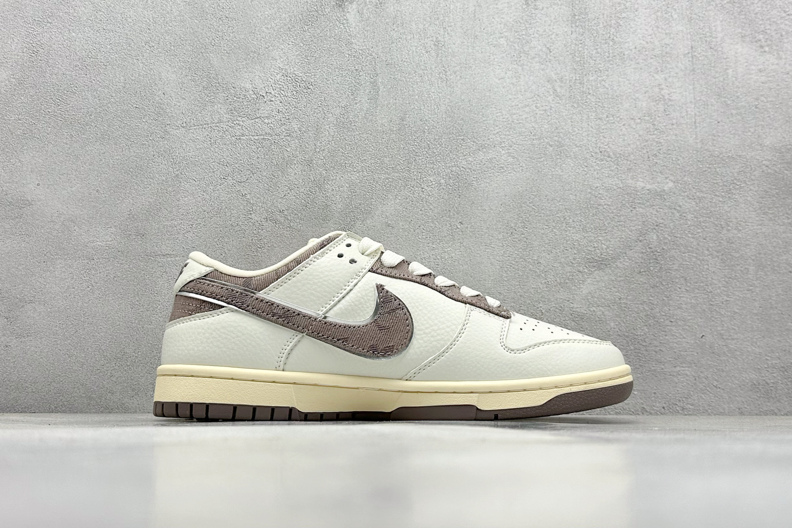  终端放店
XC版 Nike SB Dunk Low x Louis Vuitton 米棕
纯原大厂出品