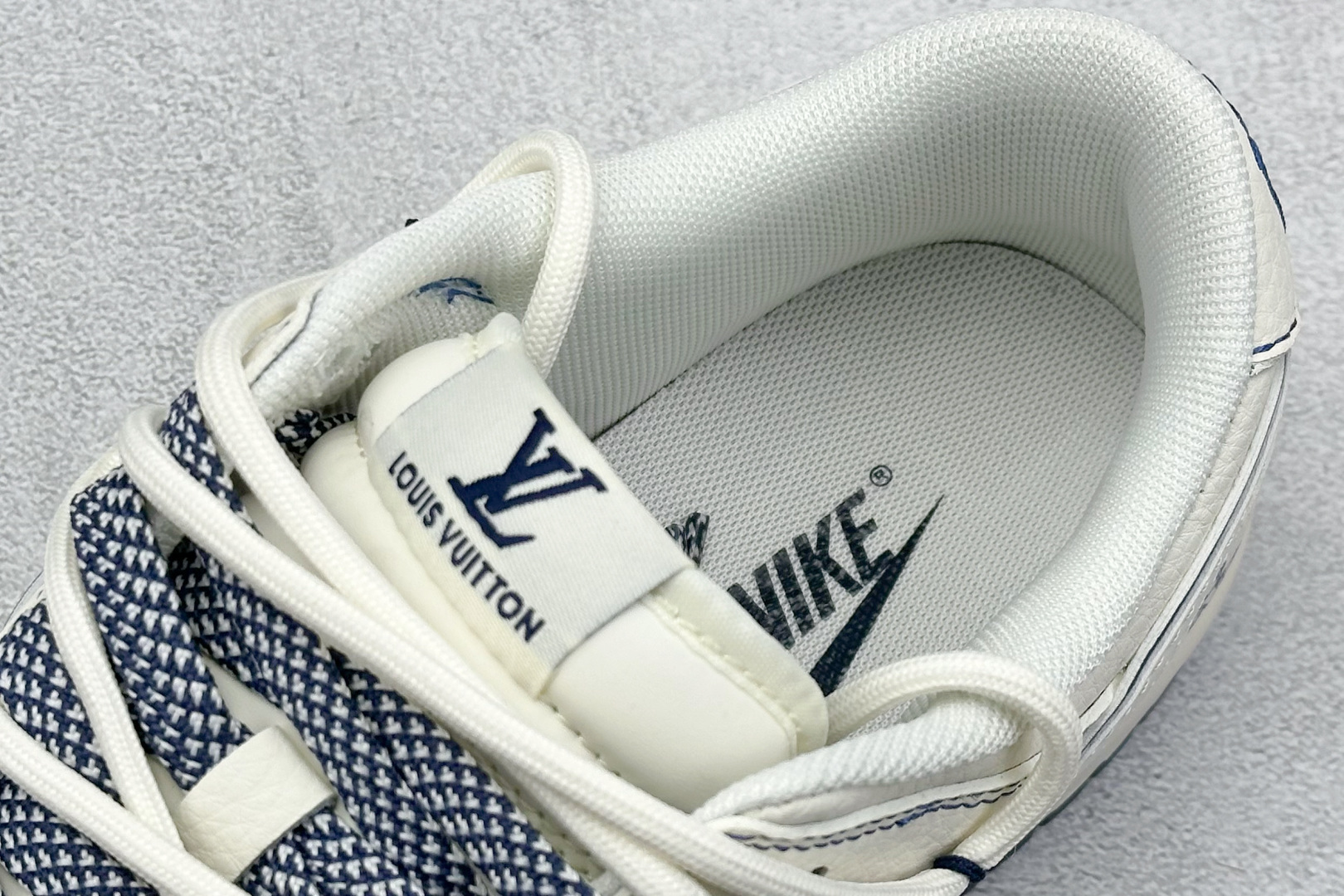  终端放店
XC版 Nike SB Dunk Low LV系列 绑带油画白勾 周年高端定制 低帮休闲板鞋