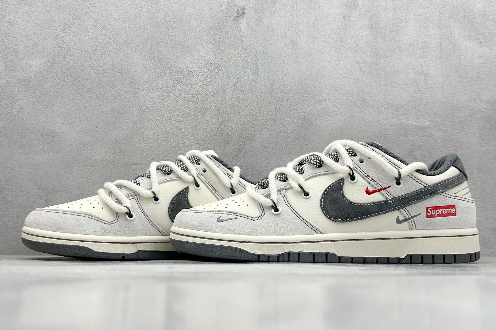  终端放店
XC版 Nike SB Dunk Low Sup系列 绑带猪八灰勾 周年高端定制 低帮休闲板