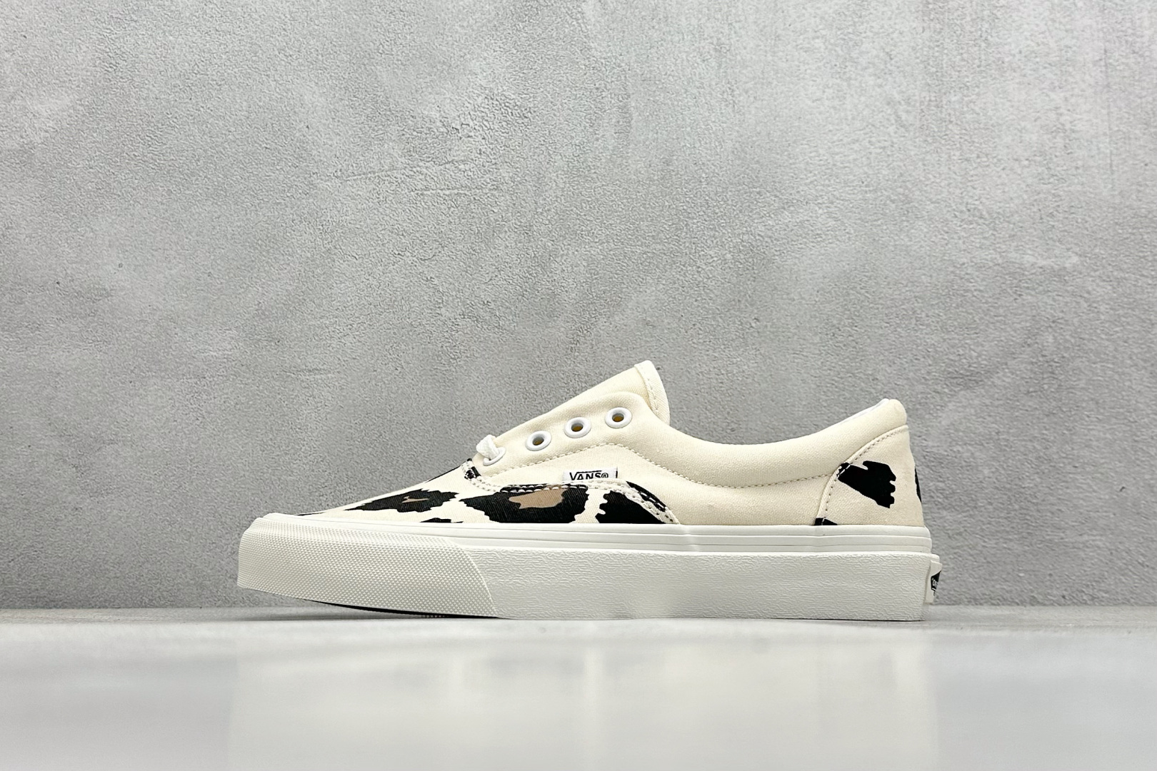 福利特价 
Vans Era 豹纹拼接 高端支线 
独家复古休闲硫化帆布滑板鞋
货号：VN0A38FRO