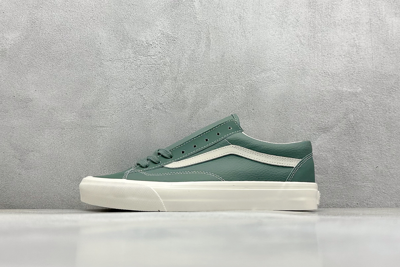  
Vans Premium Old Skool 36
范斯官方 高端全皮质复古板鞋
经典Style 3
