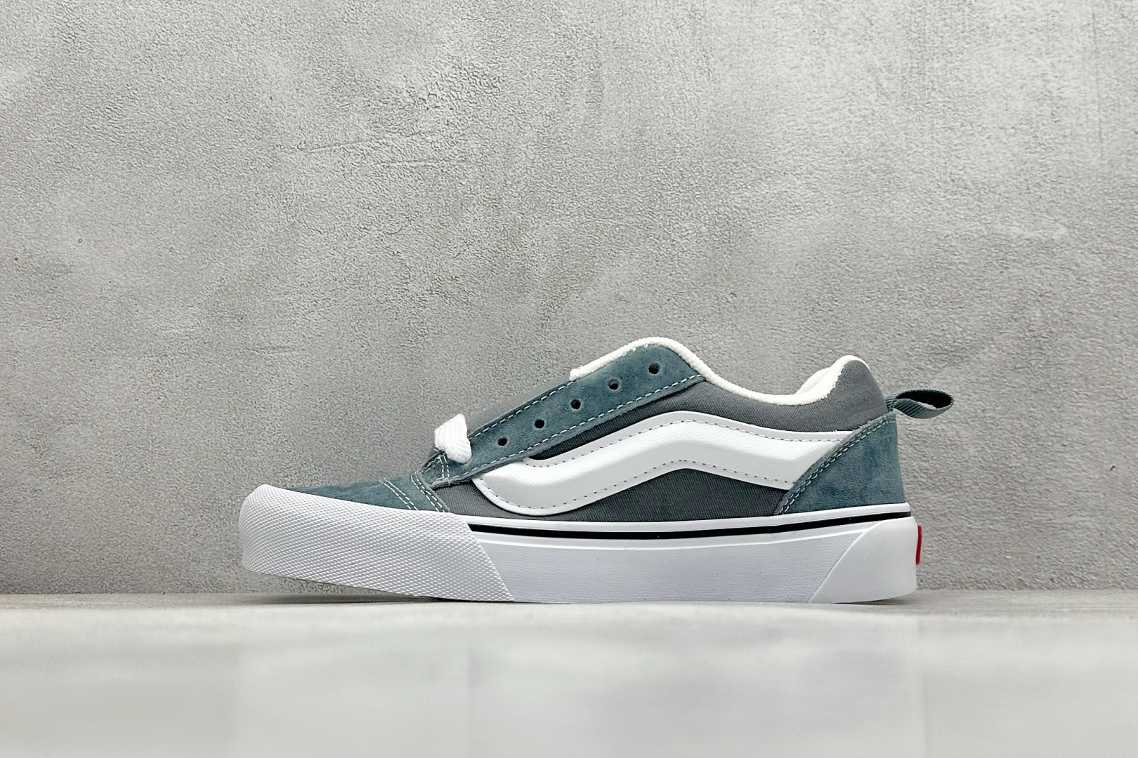  
Vans Knu Skool 灰白
肥胖版立体大Logo 加厚鞋舌 
低帮复古休闲硫化面包鞋
尺码：