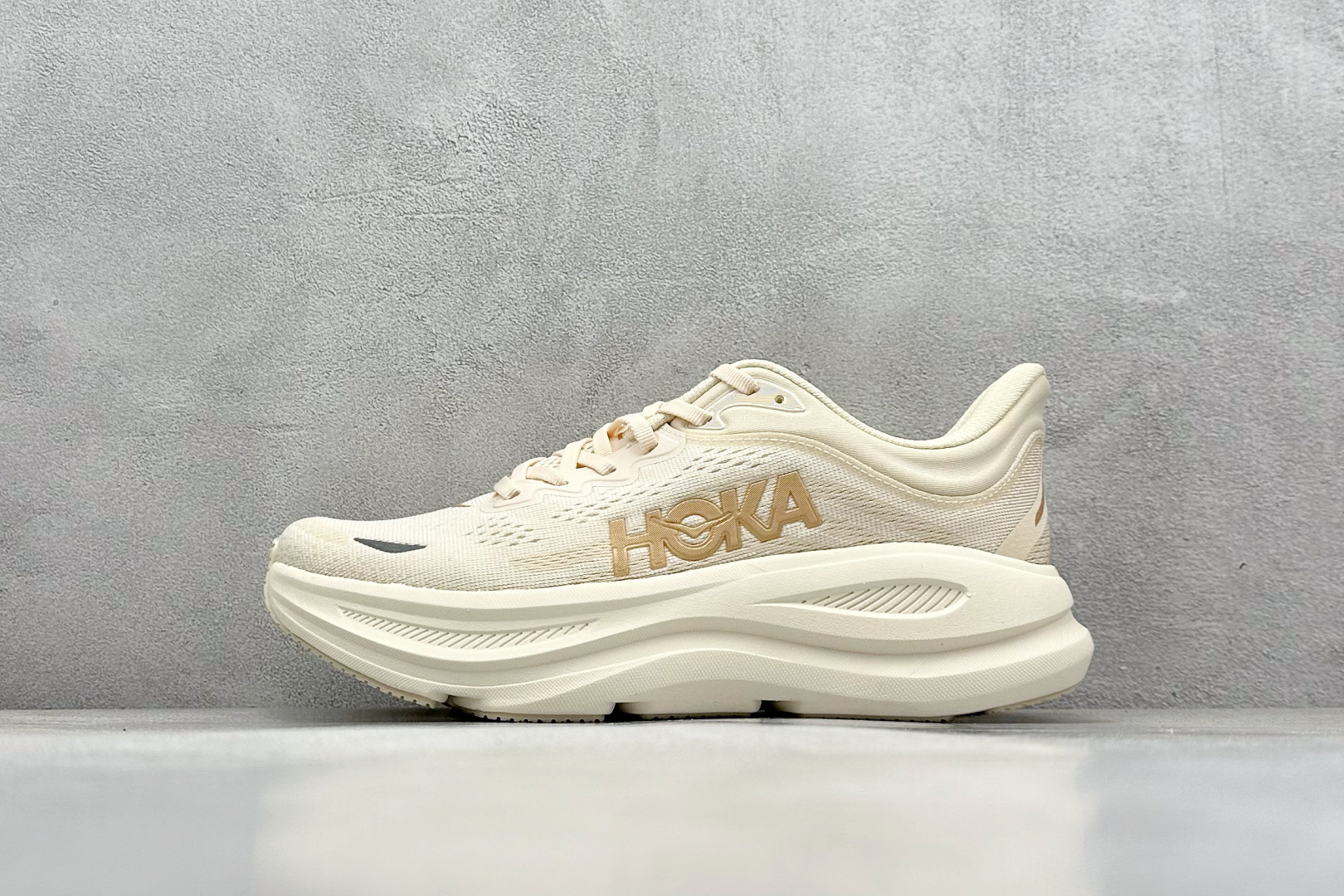  
HOKA ONE ONE Bondi 9 机能缓震跑鞋
#鞋面部分采用工程网眼面料，可以确保必要的