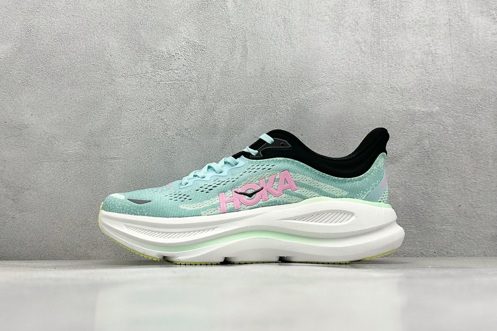  
HOKA ONE ONE Bondi 9 机能缓震跑鞋
#鞋面部分采用工程网眼面料，可以确保必要的