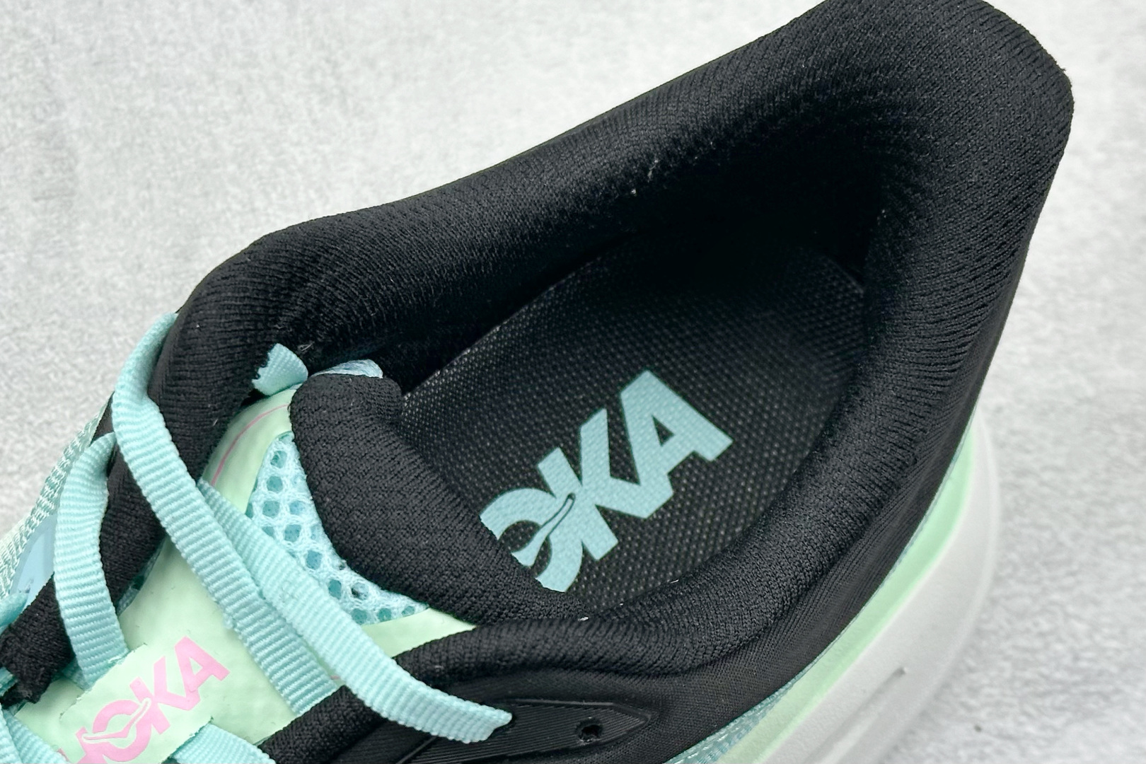  
HOKA ONE ONE Bondi 9 机能缓震跑鞋
#鞋面部分采用工程网眼面料，可以确保必要的