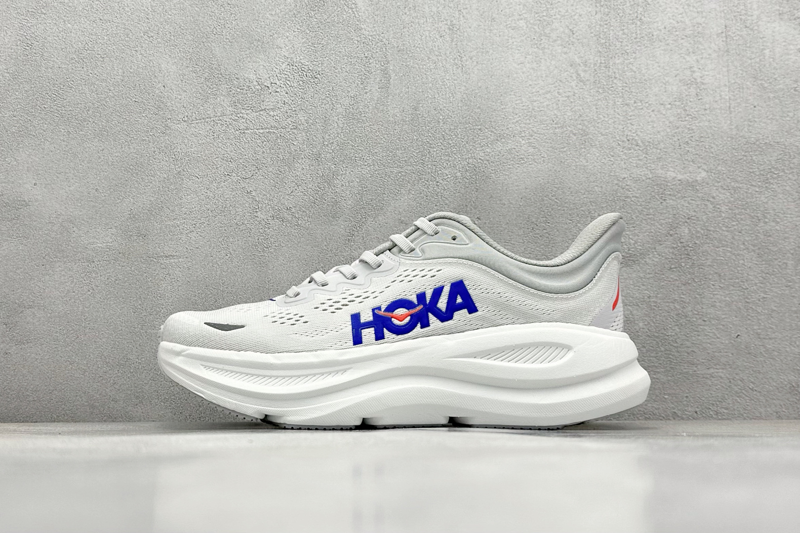  
HOKA ONE ONE Bondi 9 机能缓震跑鞋
#鞋面部分采用工程网眼面料，可以确保必要的