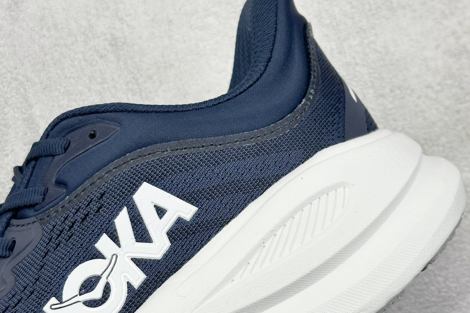  
HOKA ONE ONE Bondi 9 机能缓震跑鞋
#鞋面部分采用工程网眼面料，可以确保必要的