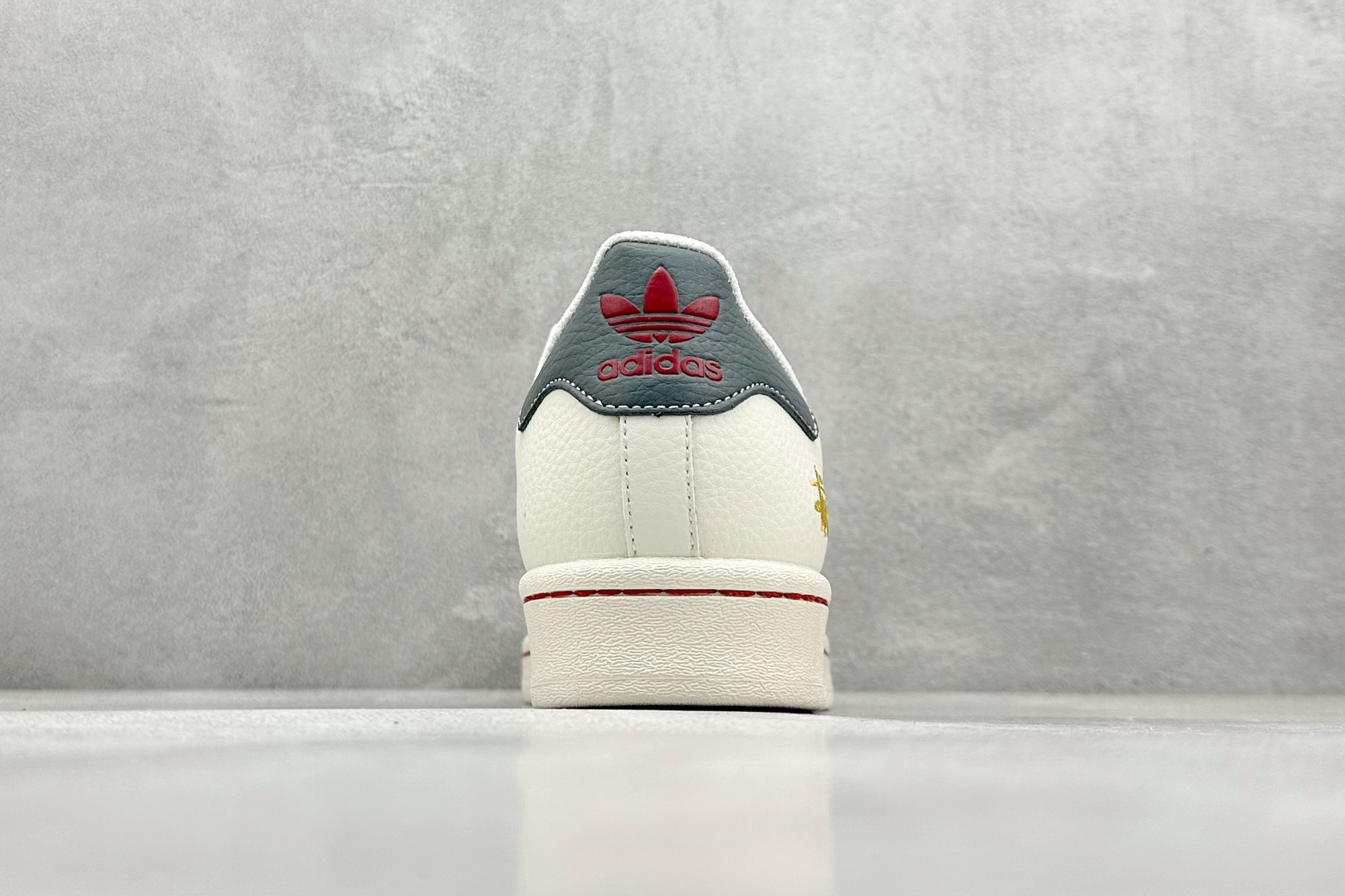 
AD Originals Superstar x Stussy 白蓝金
采用全新头层拼接皮革材质
后