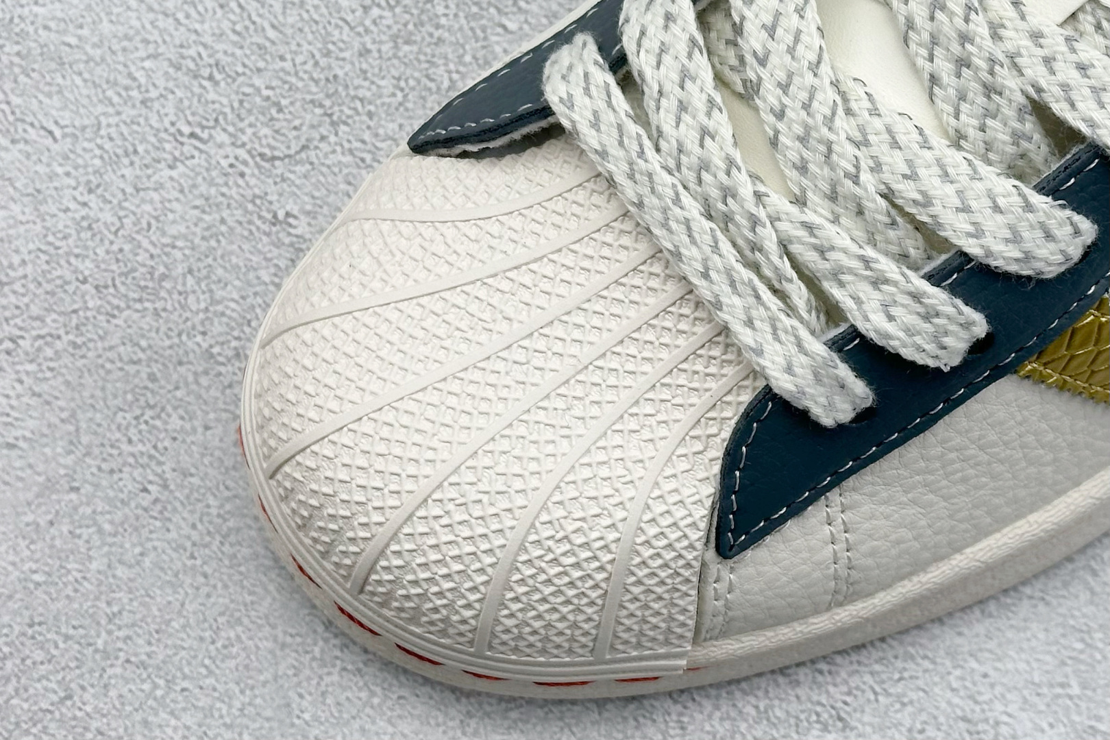  
AD Originals Superstar x Stussy 白蓝金
采用全新头层拼接皮革材质
后