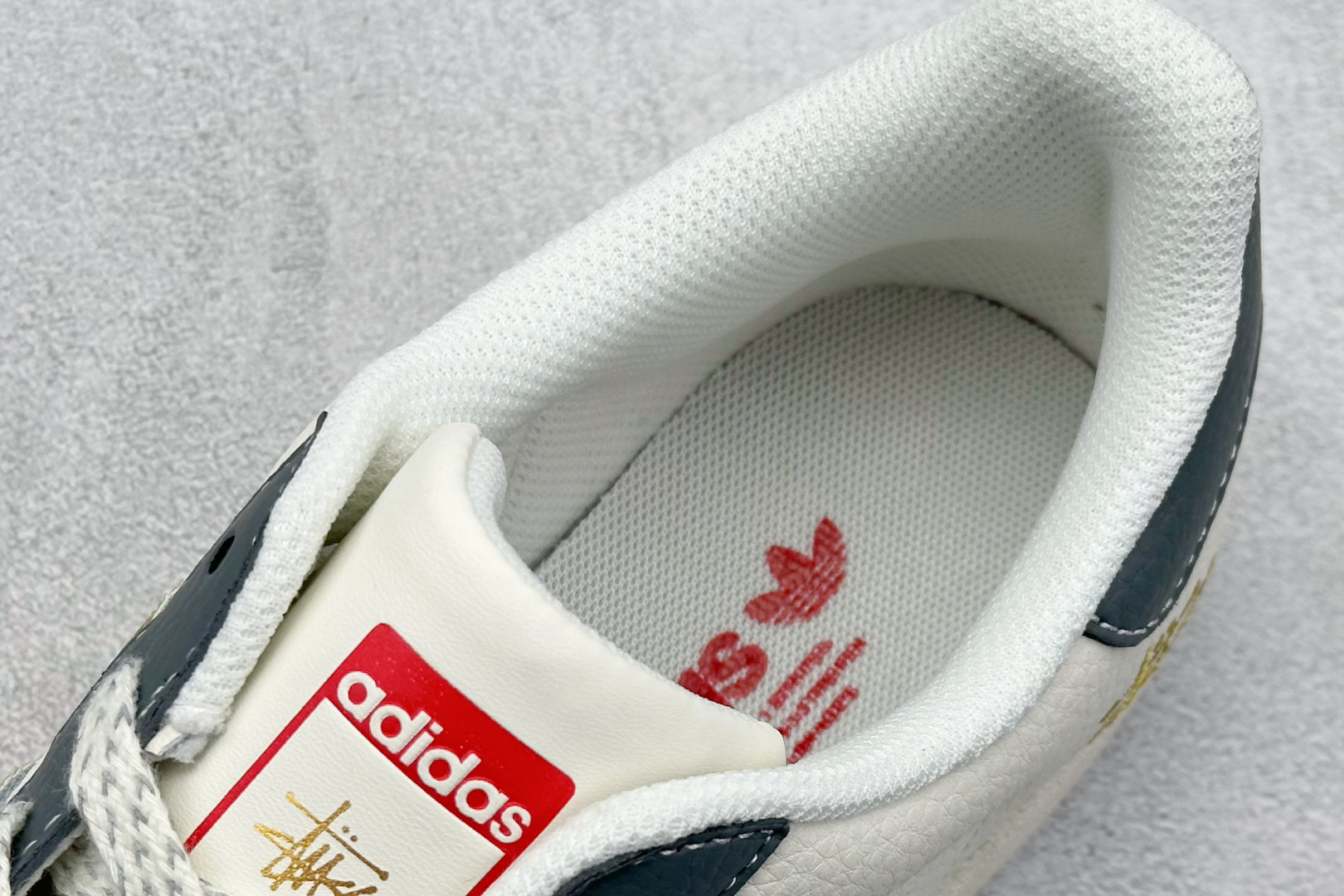  
AD Originals Superstar x Stussy 白蓝金
采用全新头层拼接皮革材质
后