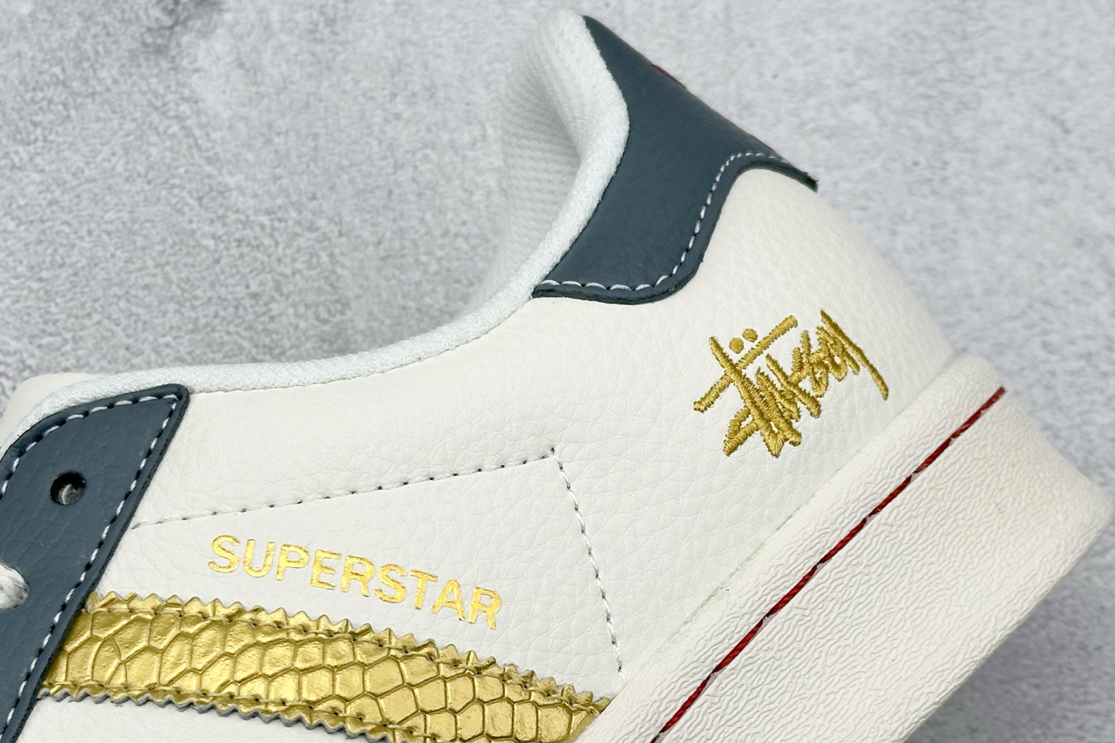  
AD Originals Superstar x Stussy 白蓝金
采用全新头层拼接皮革材质
后