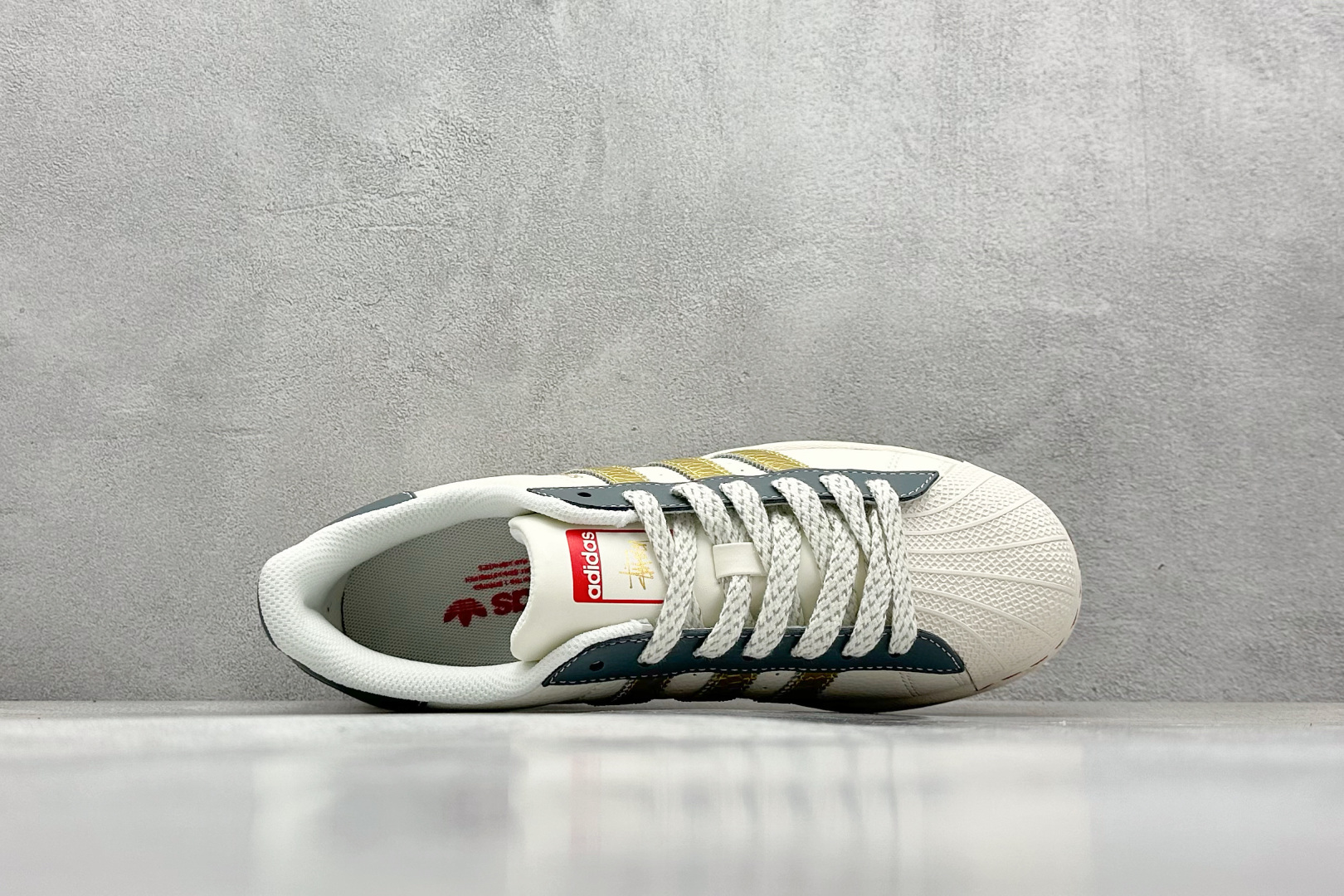  
AD Originals Superstar x Stussy 白蓝金
采用全新头层拼接皮革材质
后