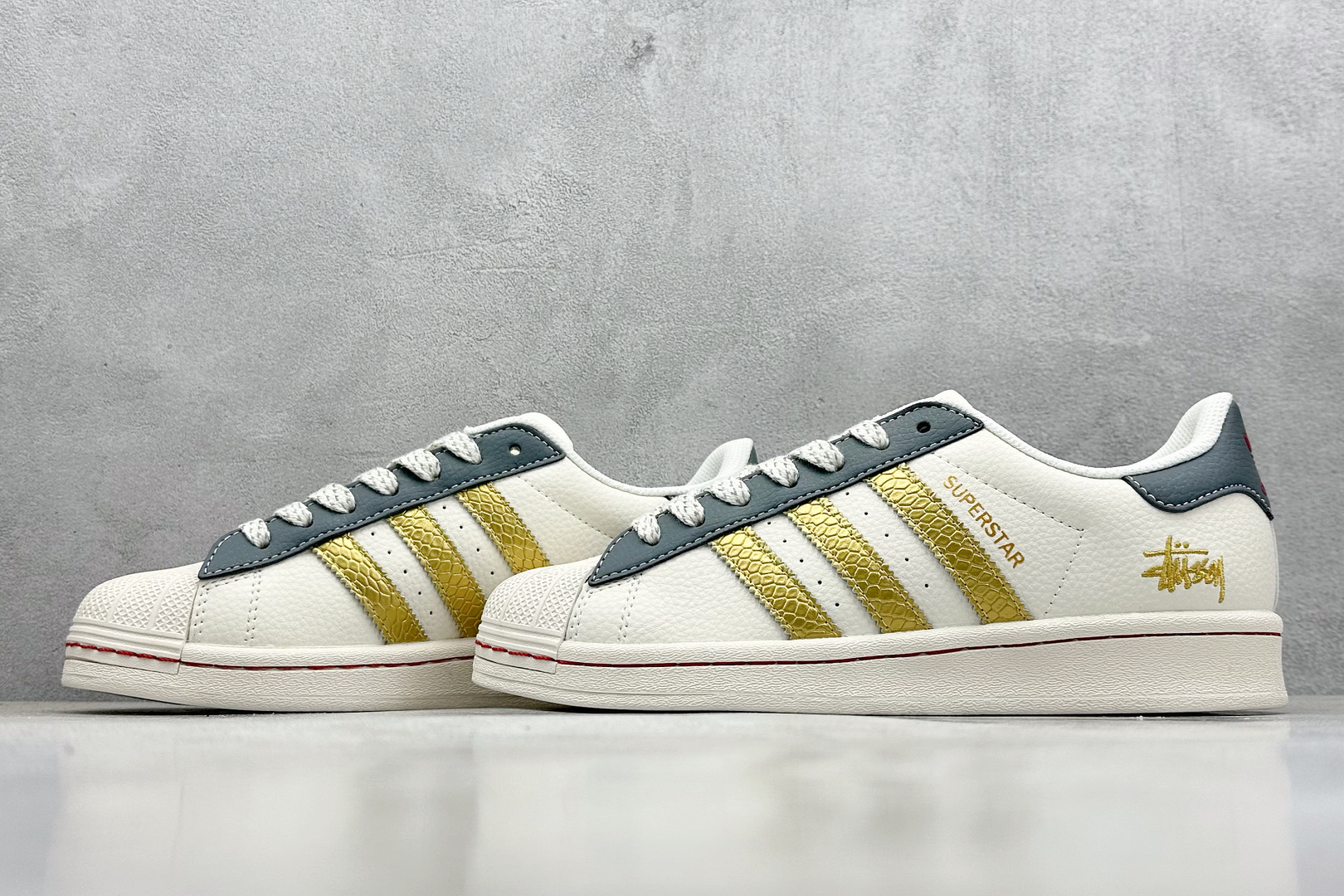  
AD Originals Superstar x Stussy 白蓝金
采用全新头层拼接皮革材质
后