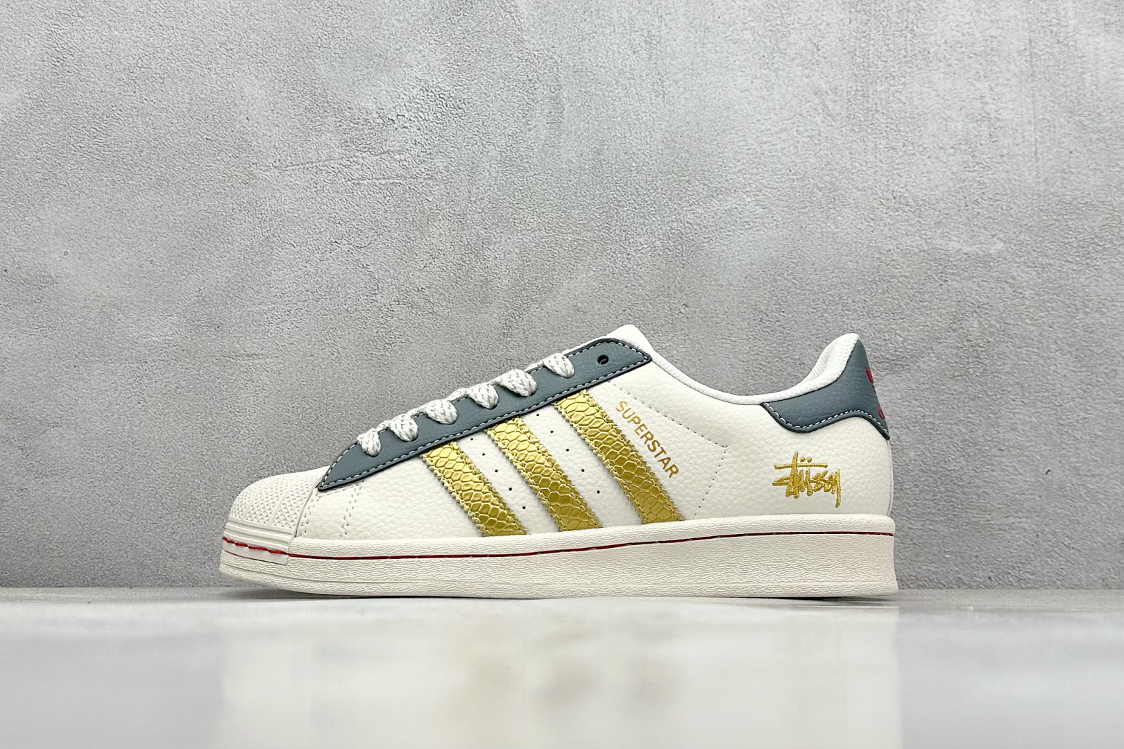  
AD Originals Superstar x Stussy 白蓝金
采用全新头层拼接皮革材质
后