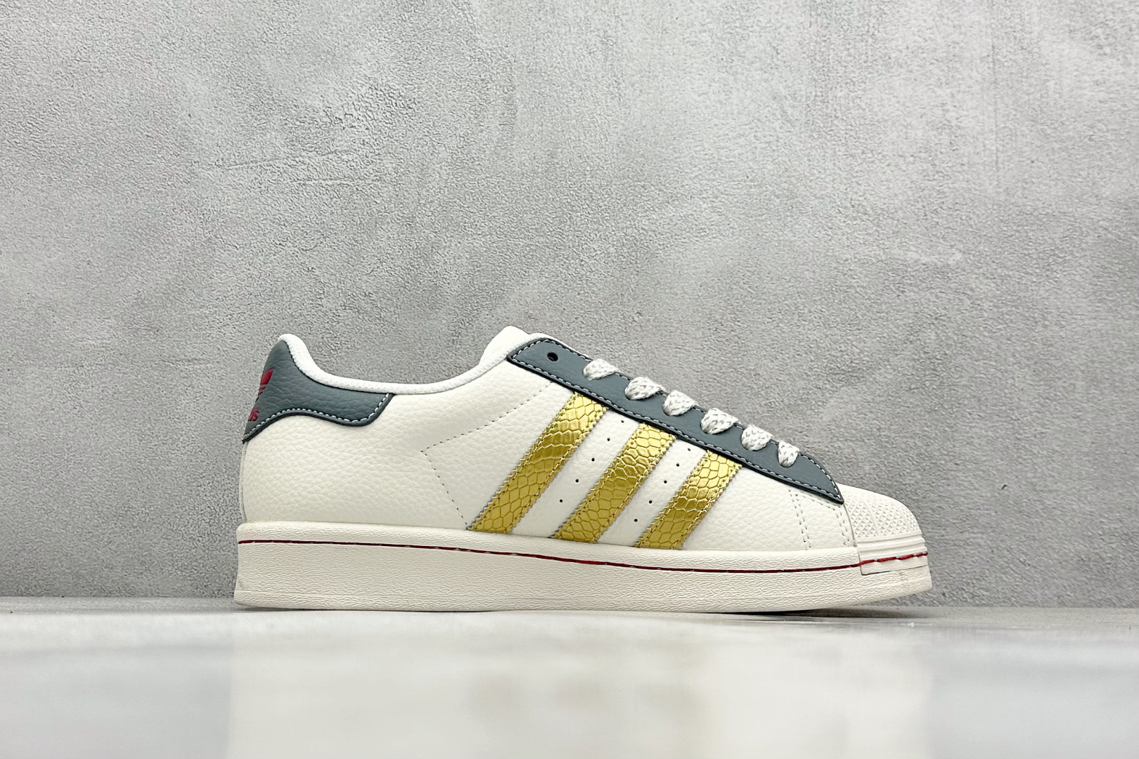  
AD Originals Superstar x Stussy 白蓝金
采用全新头层拼接皮革材质
后