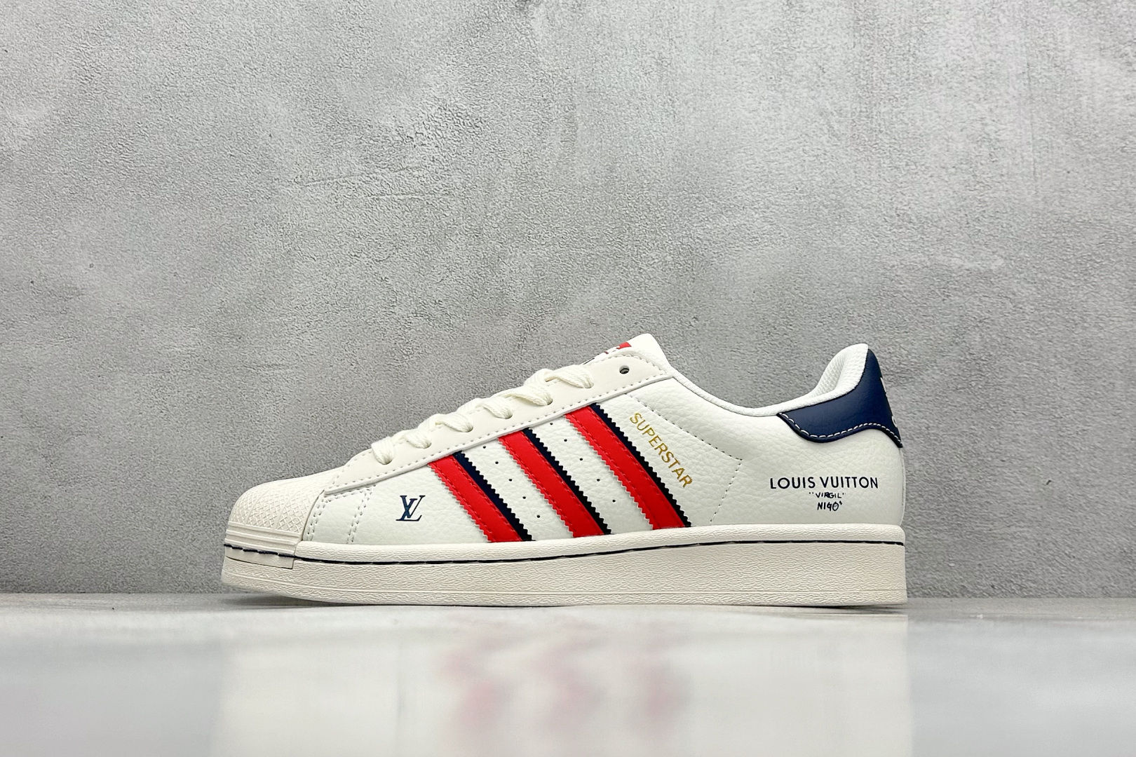  
AD Originals Superstar x Louis Vuitton 白蓝红
采用全新头层拼