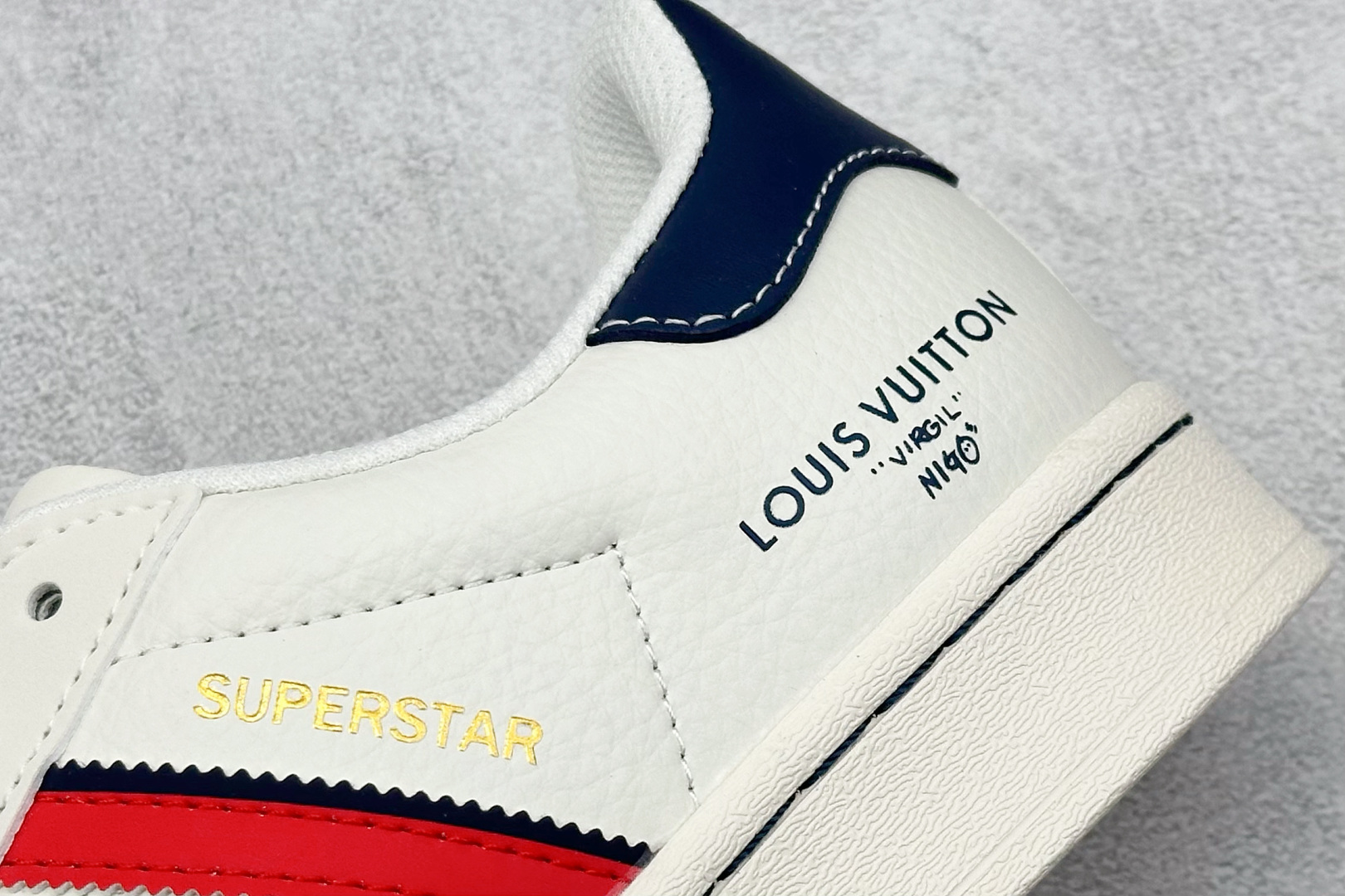  
AD Originals Superstar x Louis Vuitton 白蓝红
采用全新头层拼