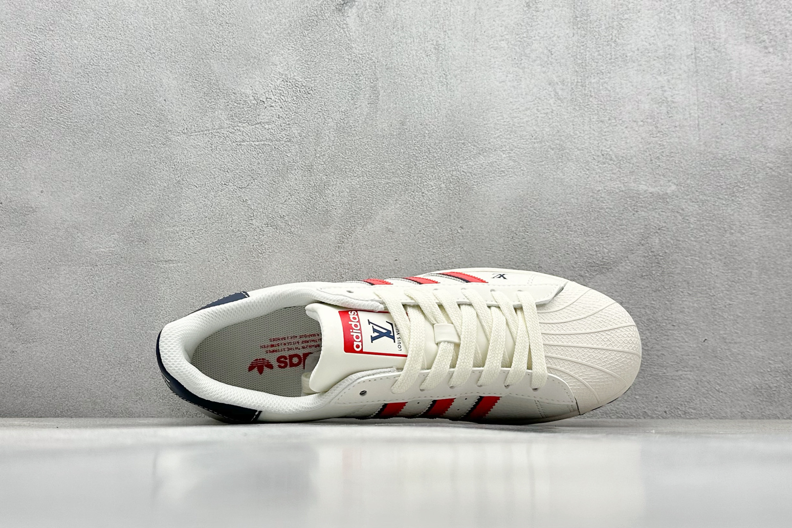  
AD Originals Superstar x Louis Vuitton 白蓝红
采用全新头层拼