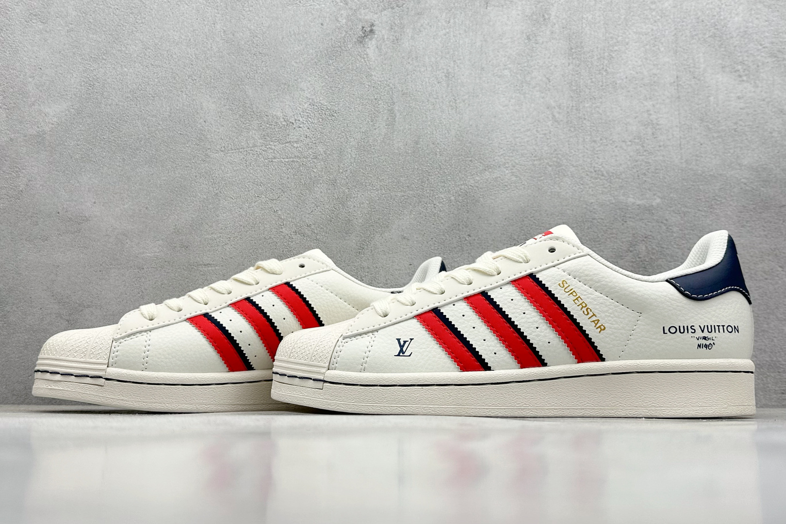  
AD Originals Superstar x Louis Vuitton 白蓝红
采用全新头层拼