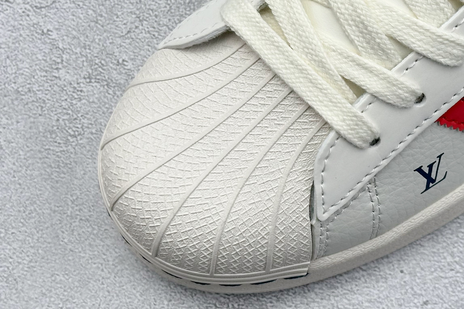  
AD Originals Superstar x Louis Vuitton 白蓝红
采用全新头层拼