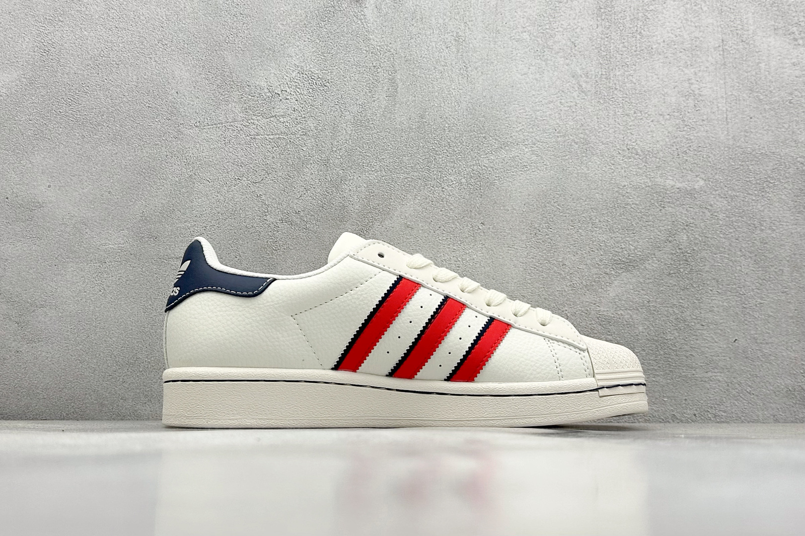  
AD Originals Superstar x Louis Vuitton 白蓝红
采用全新头层拼