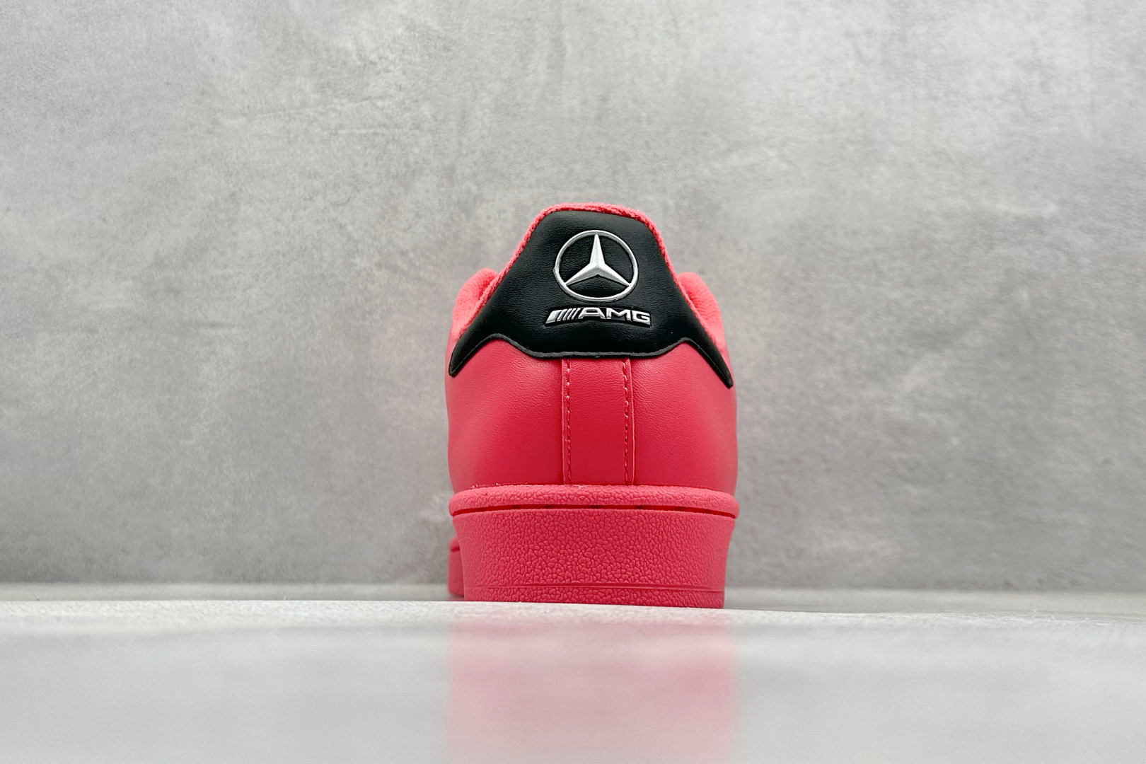  
AD Originals Superstar II  贝壳头 
采用全新头层拼接皮革材质 后跟采用特