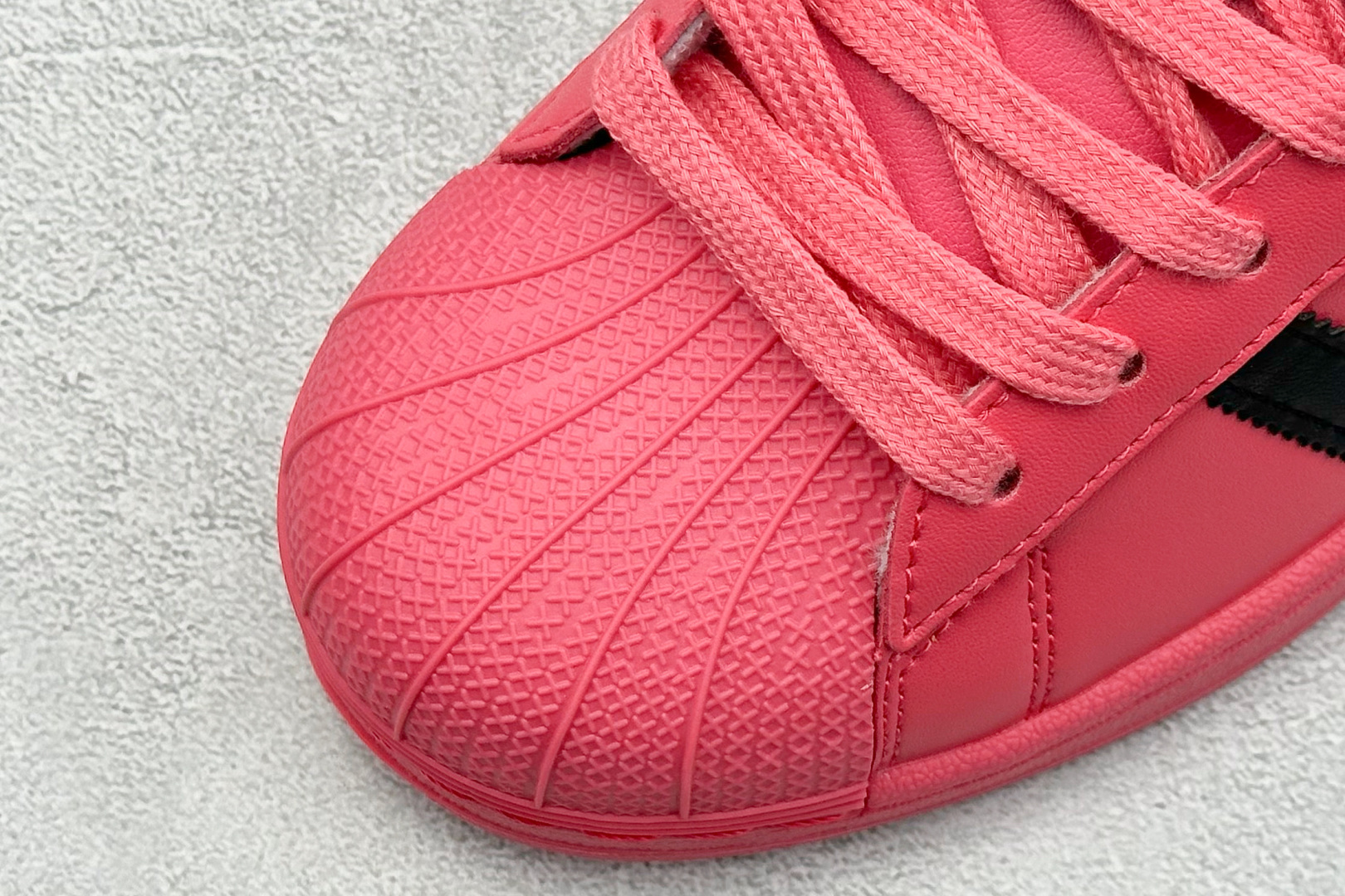  
AD Originals Superstar II  贝壳头 
采用全新头层拼接皮革材质 后跟采用特
