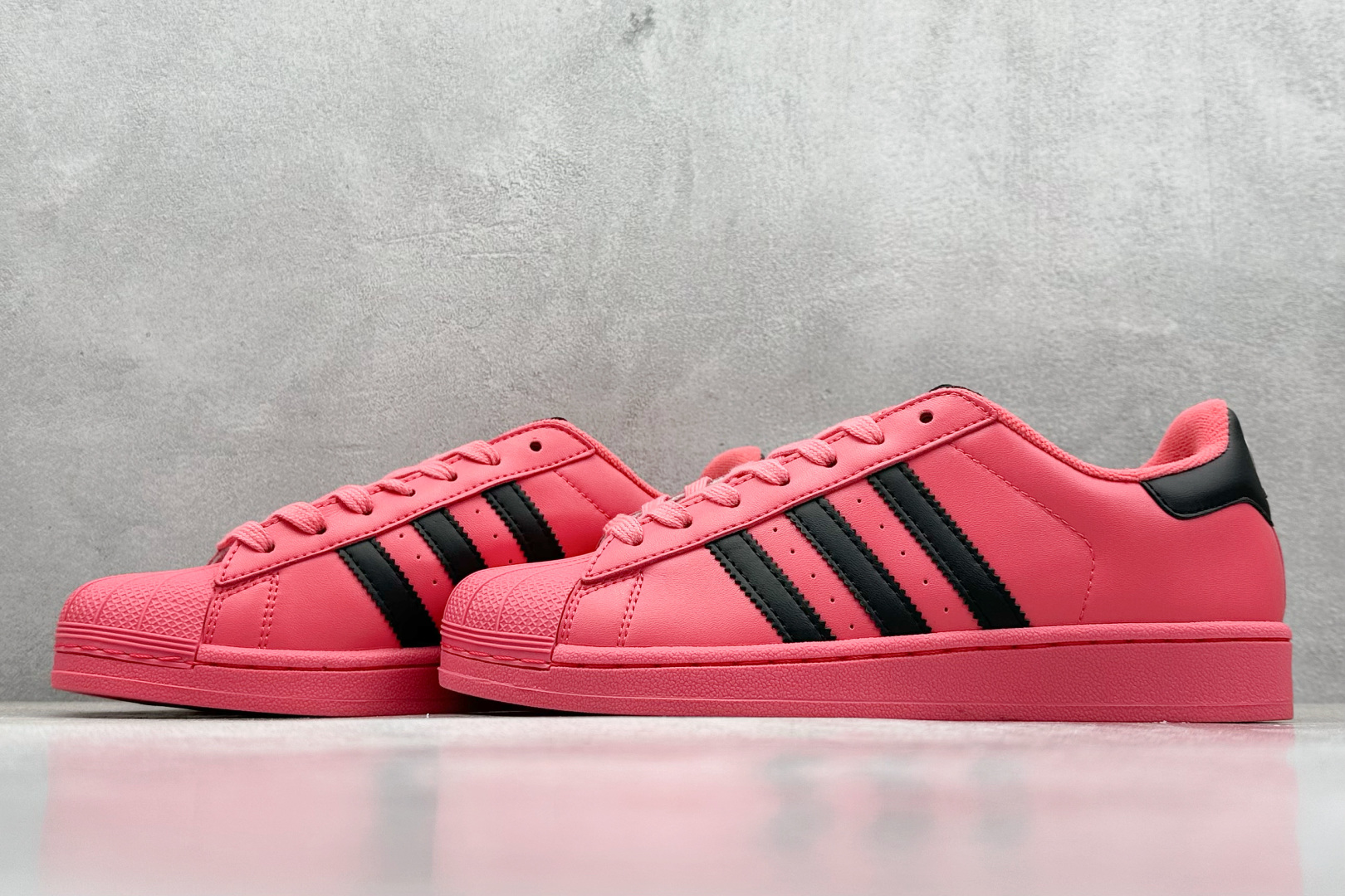  
AD Originals Superstar II  贝壳头 
采用全新头层拼接皮革材质 后跟采用特