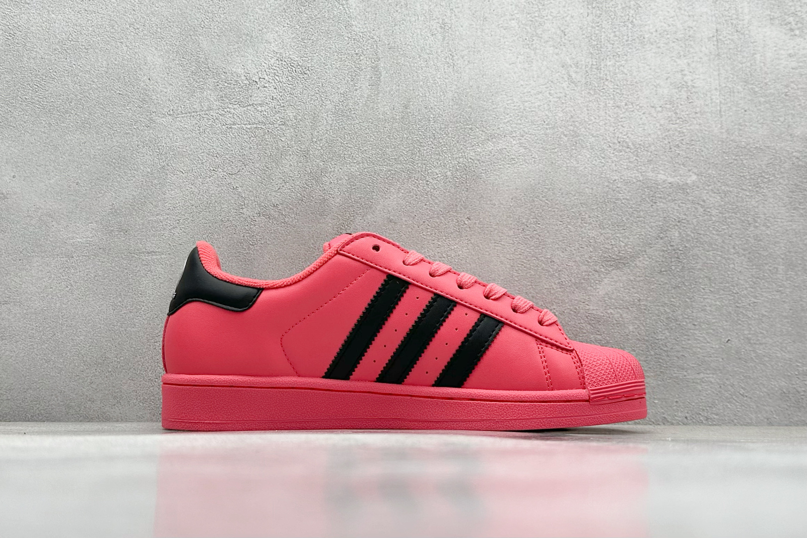  
AD Originals Superstar II  贝壳头 
采用全新头层拼接皮革材质 后跟采用特