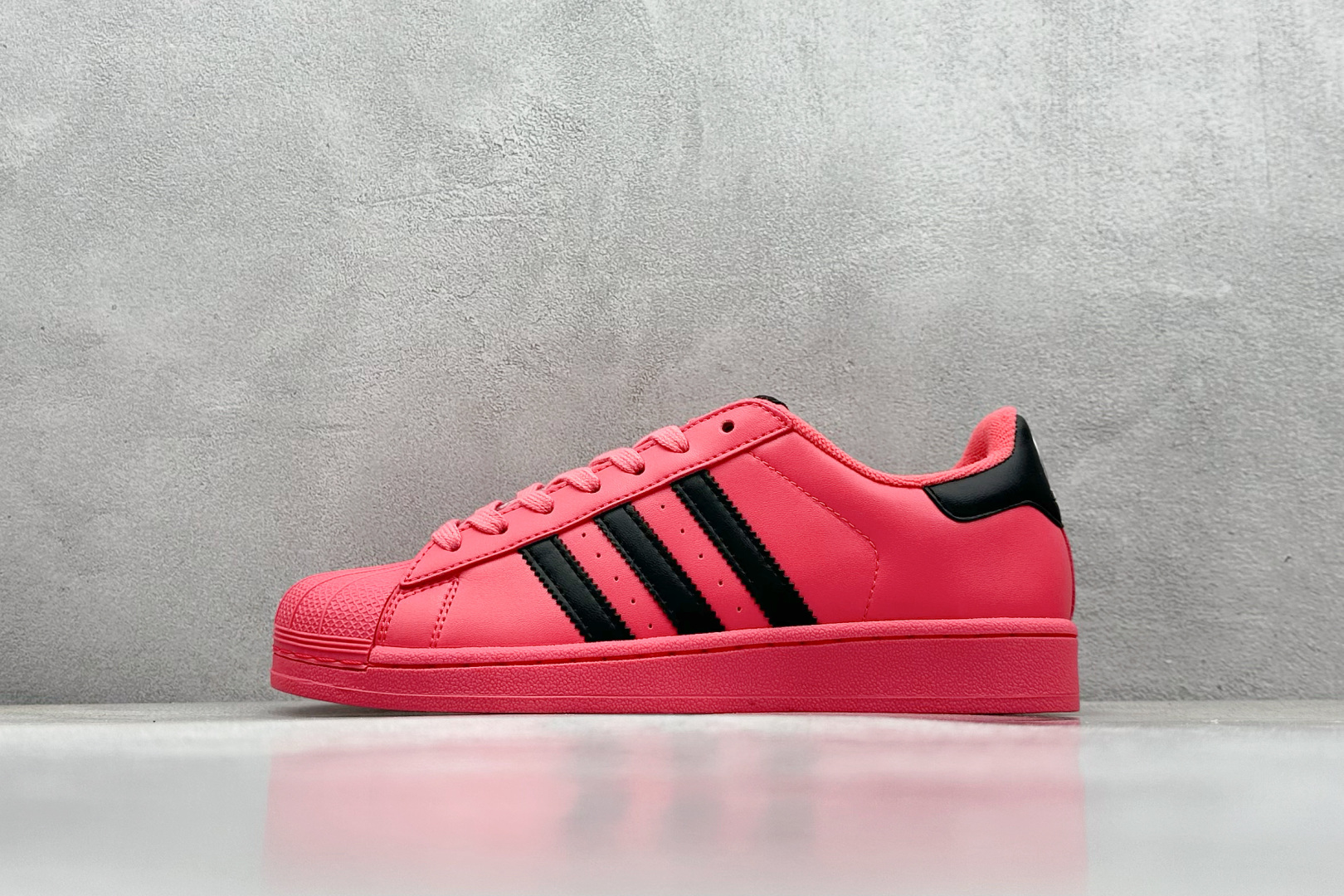  
AD Originals Superstar II  贝壳头 
采用全新头层拼接皮革材质 后跟采用特