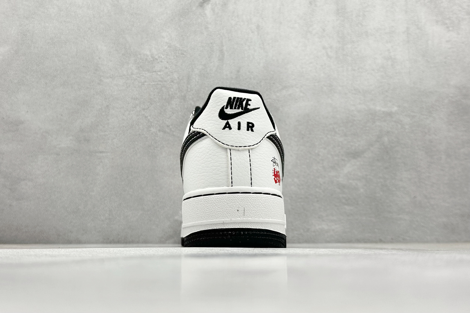  
Nike Air Force 1 Low 07 x Stussy 白黑小钩
原楦头原纸板 打造纯正低