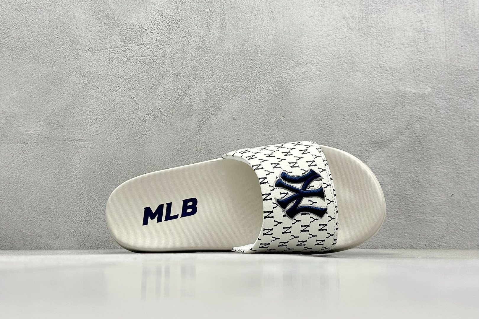MLB New York Yankees 拖鞋 字母印花 韩国限定MLB 字母百搭潮流款情侣拖鞋
