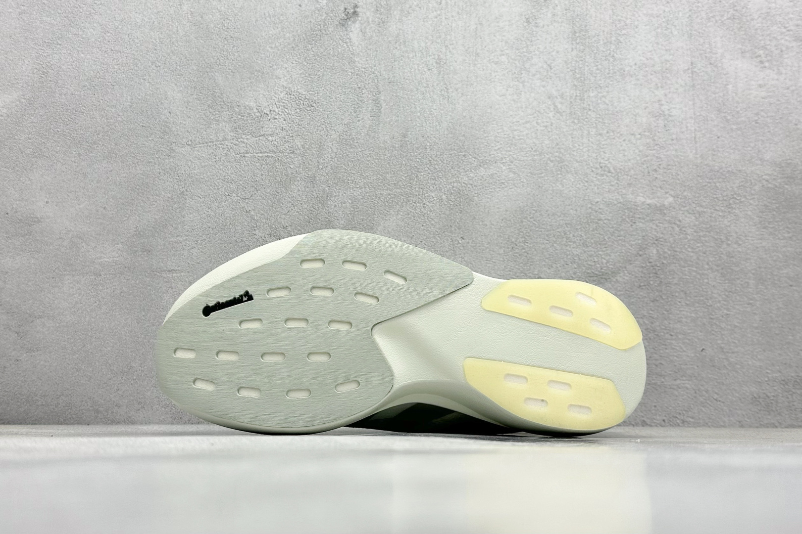 RS版 Adidas Adizero Evo SL
阿迪超轻透气缓震跑鞋
整体外观造型与adiZe