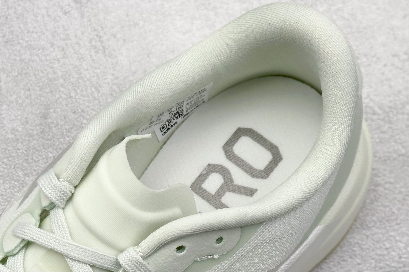 RS版 Adidas Adizero Evo SL
阿迪超轻透气缓震跑鞋
整体外观造型与adiZe