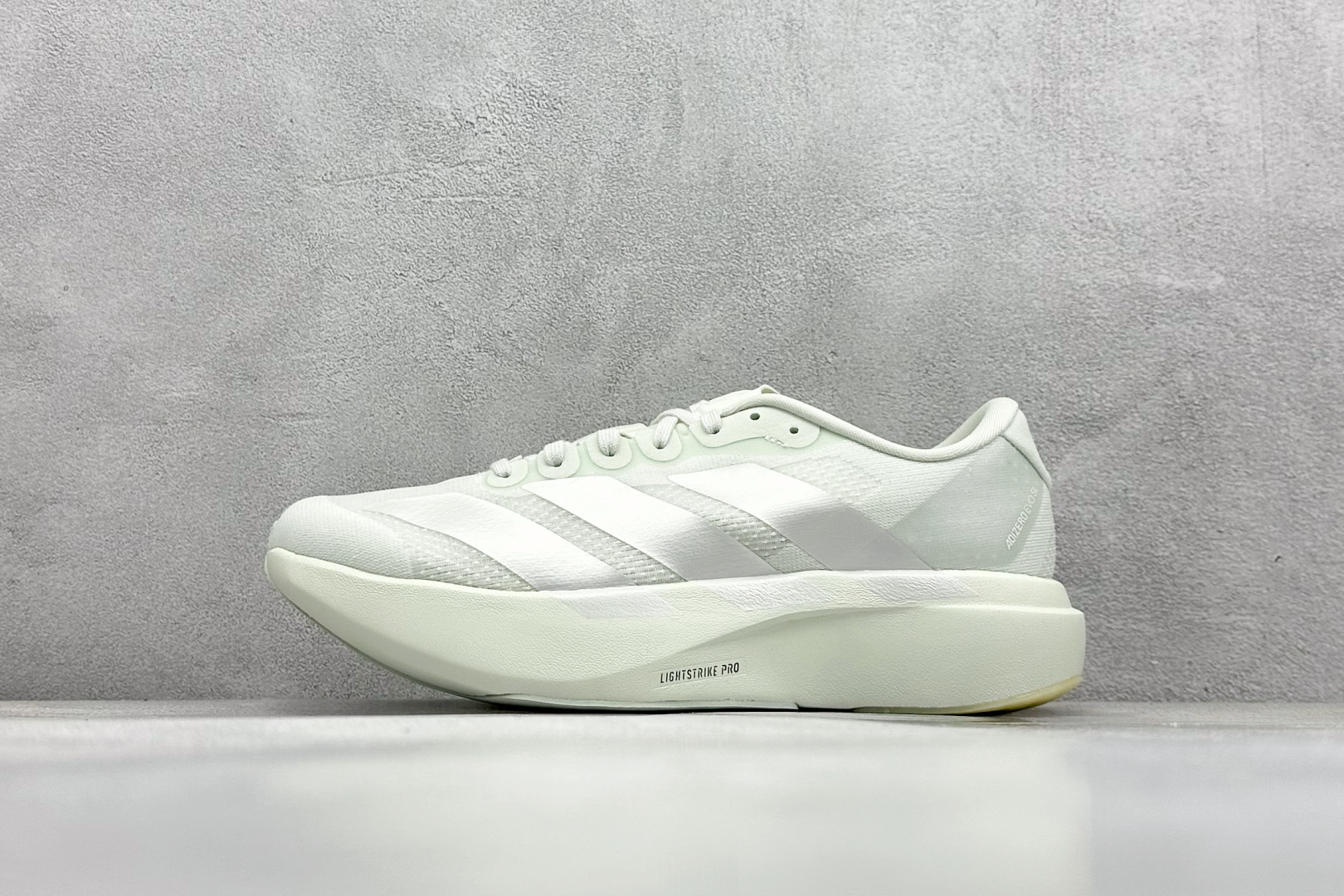 RS版 Adidas Adizero Evo SL
阿迪超轻透气缓震跑鞋
整体外观造型与adiZe