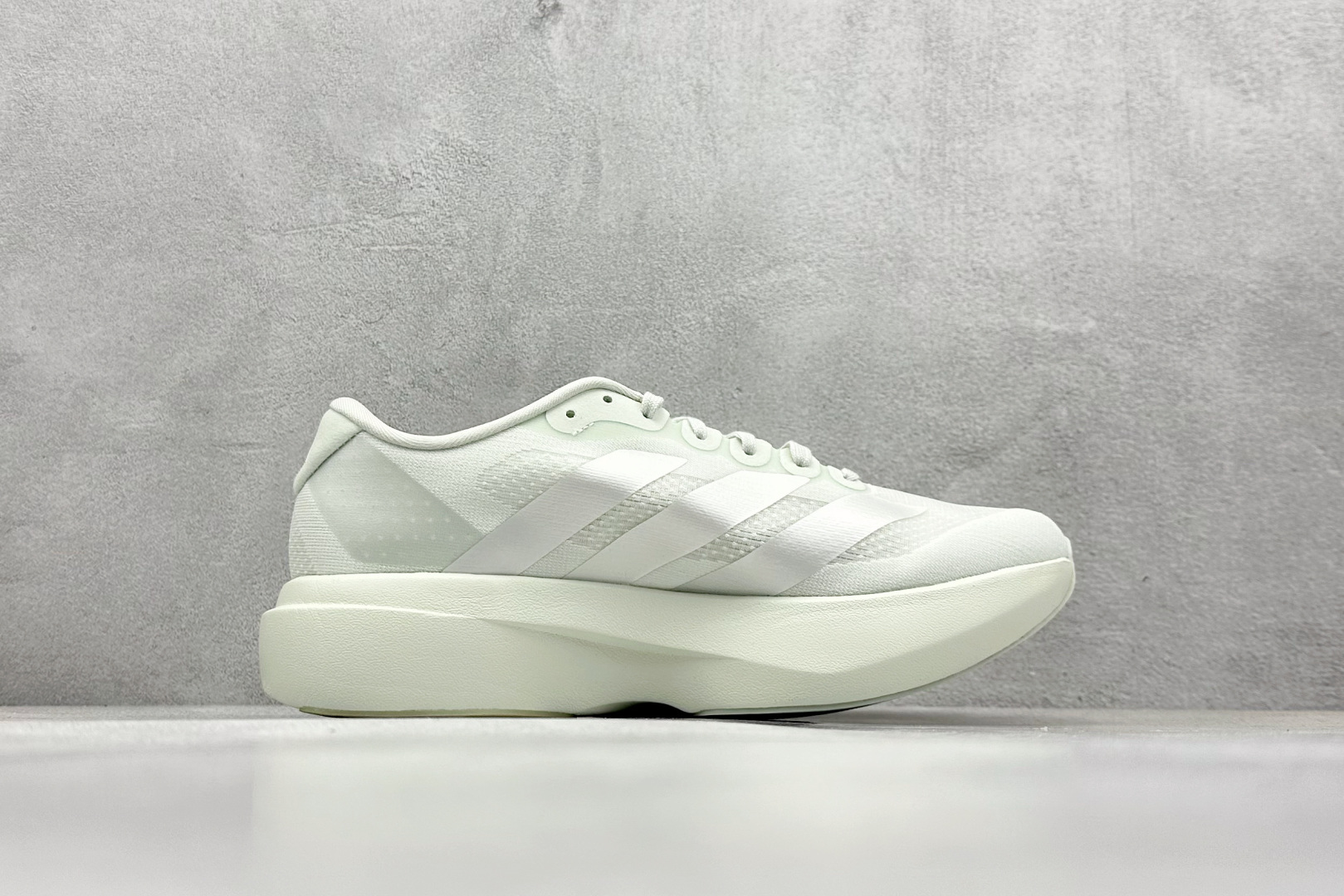 RS版 Adidas Adizero Evo SL
阿迪超轻透气缓震跑鞋
整体外观造型与adiZe