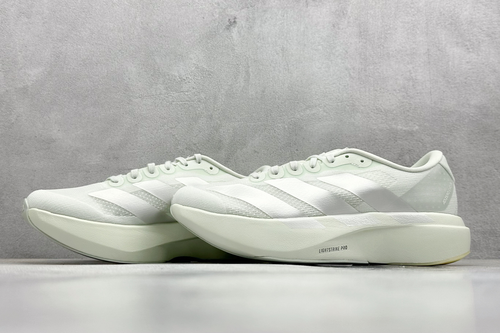RS版 Adidas Adizero Evo SL
阿迪超轻透气缓震跑鞋
整体外观造型与adiZe
