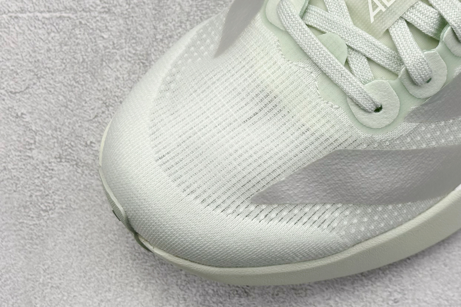 RS版 Adidas Adizero Evo SL
阿迪超轻透气缓震跑鞋
整体外观造型与adiZe