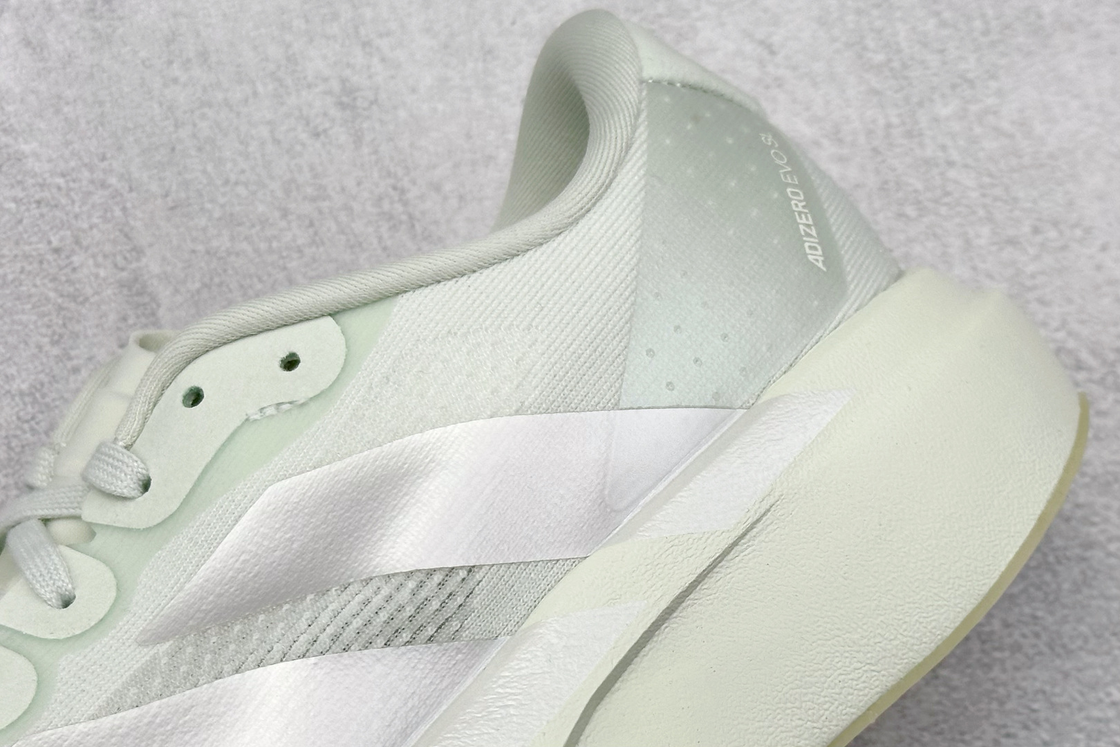 RS版 Adidas Adizero Evo SL
阿迪超轻透气缓震跑鞋
整体外观造型与adiZe